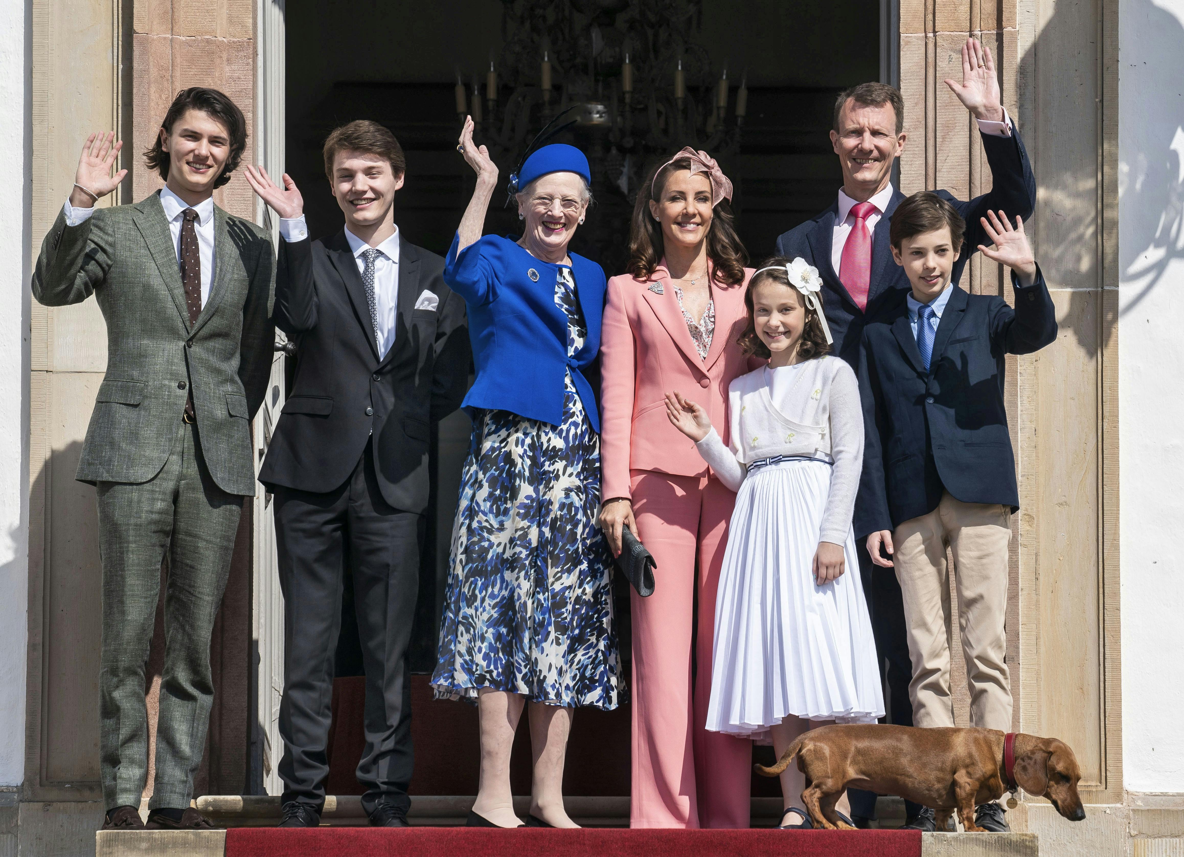 Grev Nikolai, grev Felix, dronning Margrethe, prinsesse Marie, komtesse Athena, prins Joachim og grev Henrik