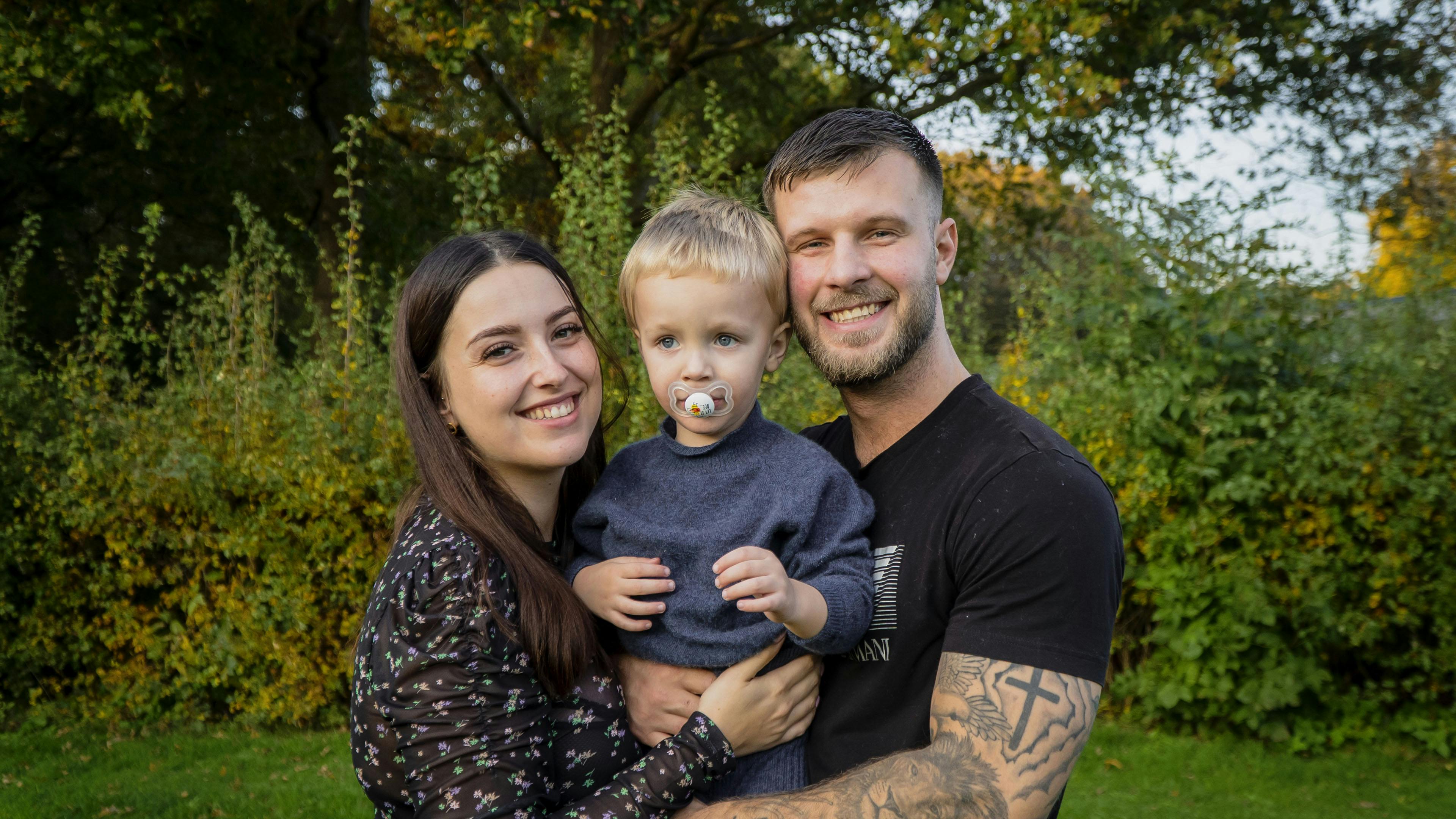 Louie med forældrene Maria og Daniel.