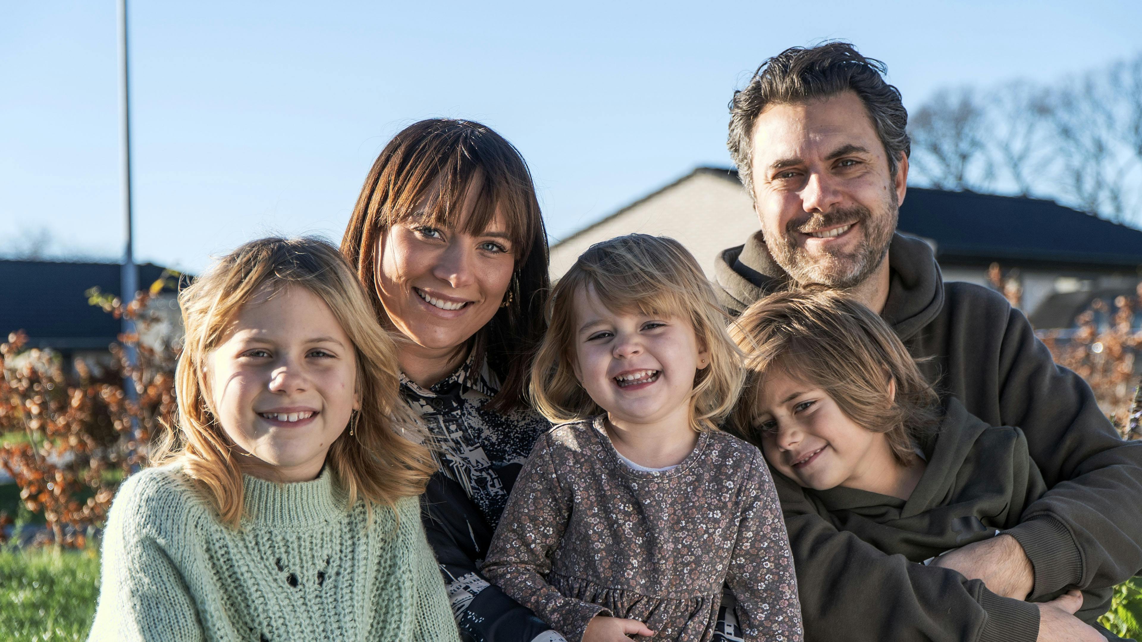 Ayasofia med sine to søskende og forældrene Lisbeth og Christian.