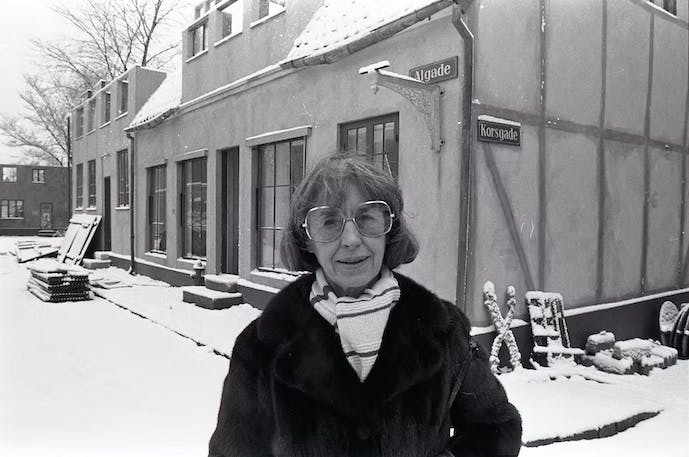 Lise Nørgaard fotograferet i 1978 foran Nordisk Films studier i Valby, hvor optagelserne til tv-serien "Matador" foregår.