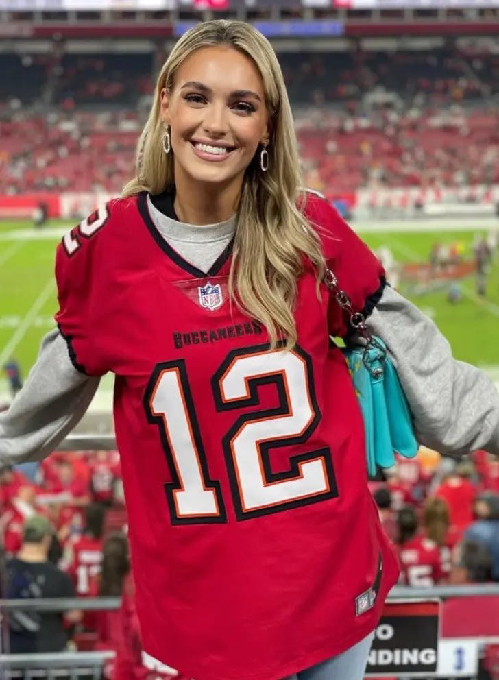 Vronika Rajek troppede i december op i en Tom Brady-trøje til en af hans kampe.
