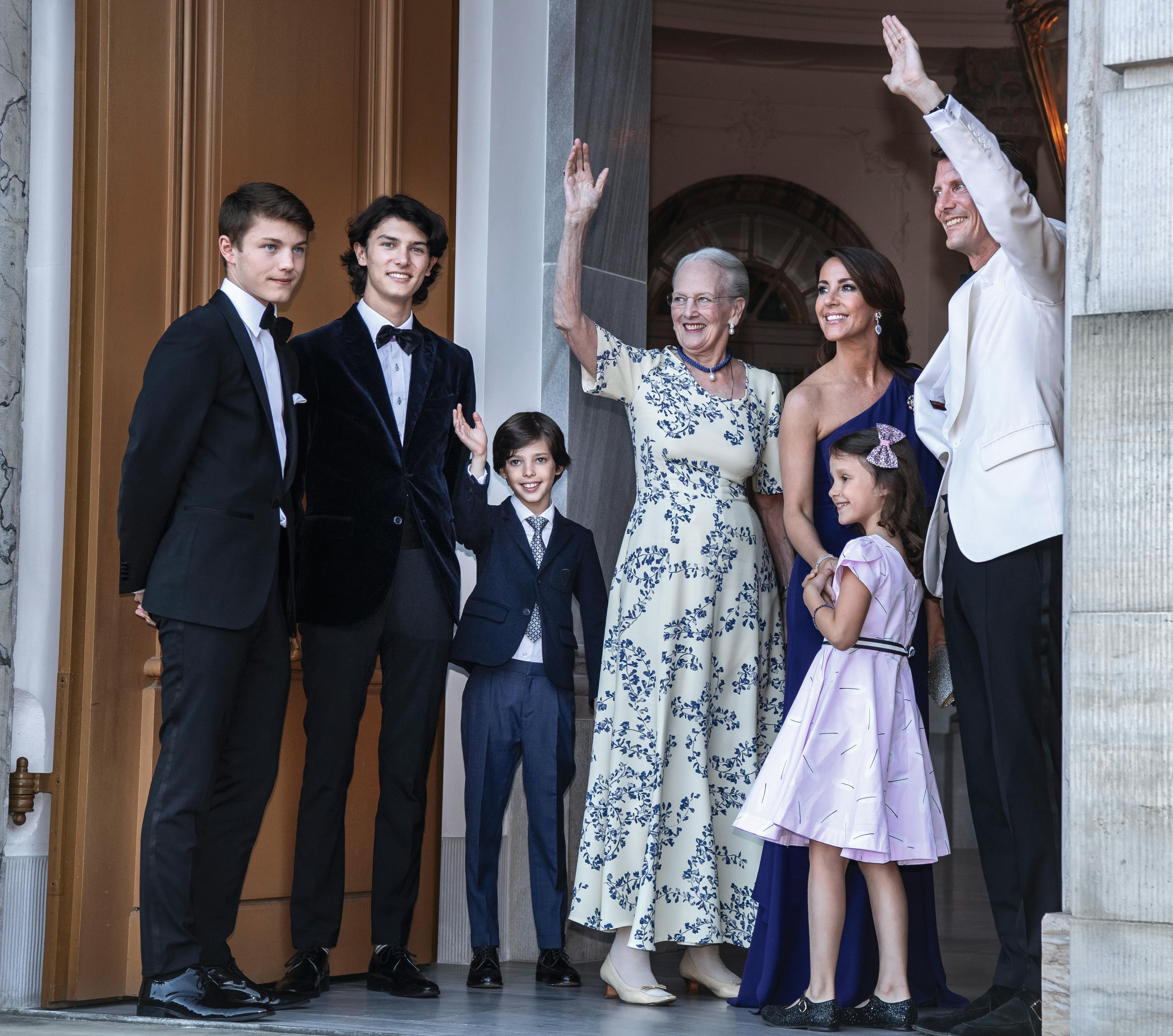 Grev Felix, grev Nikolai, grev Henrik, dronning margrethe, prinsesse Marie, komtesse Athena og prins Joachim