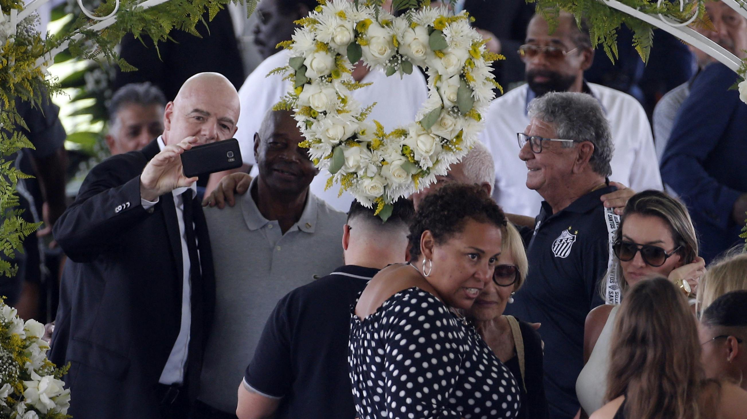 Billedet af Gianni Infantino med telefonen fremme ved Pelés åbne kiste har forarget. nbsp;