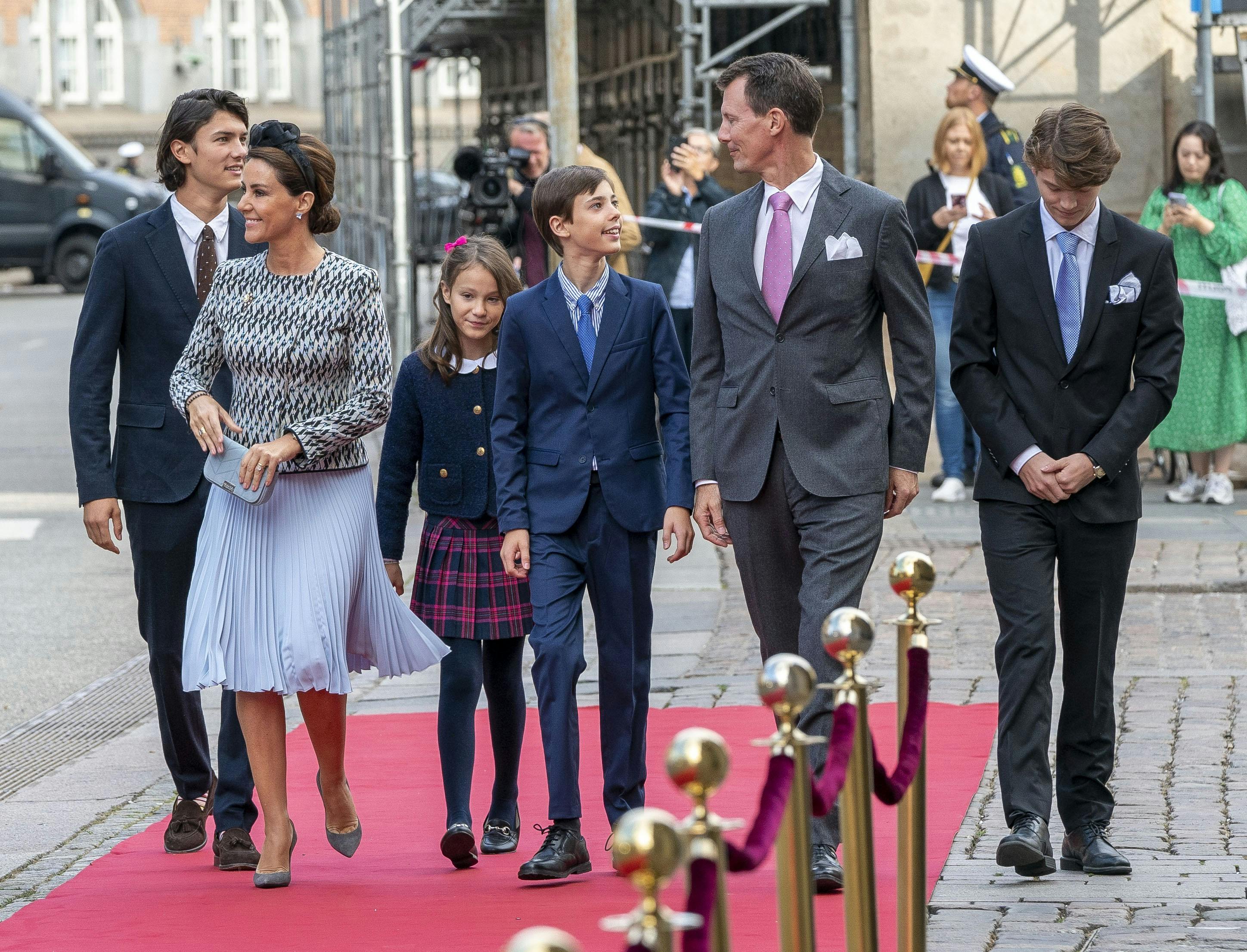 Grev Nikolai, prinsesse Marie, komtesse Athena, grev Henrik, prins Joachim og grev Felix