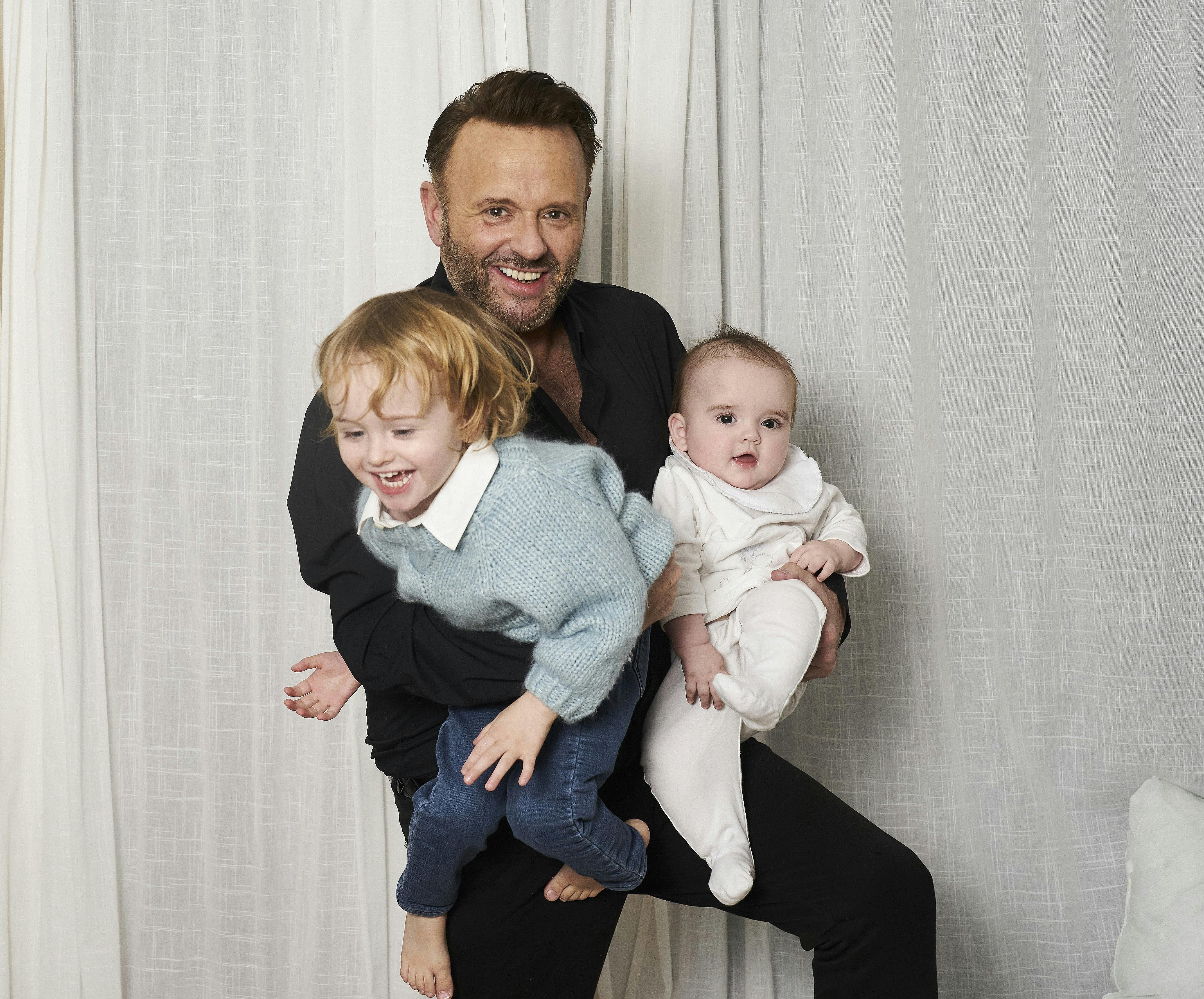 Dennis Knudsen med sønnerne Lucas og Noah. Lucas er den ældste.