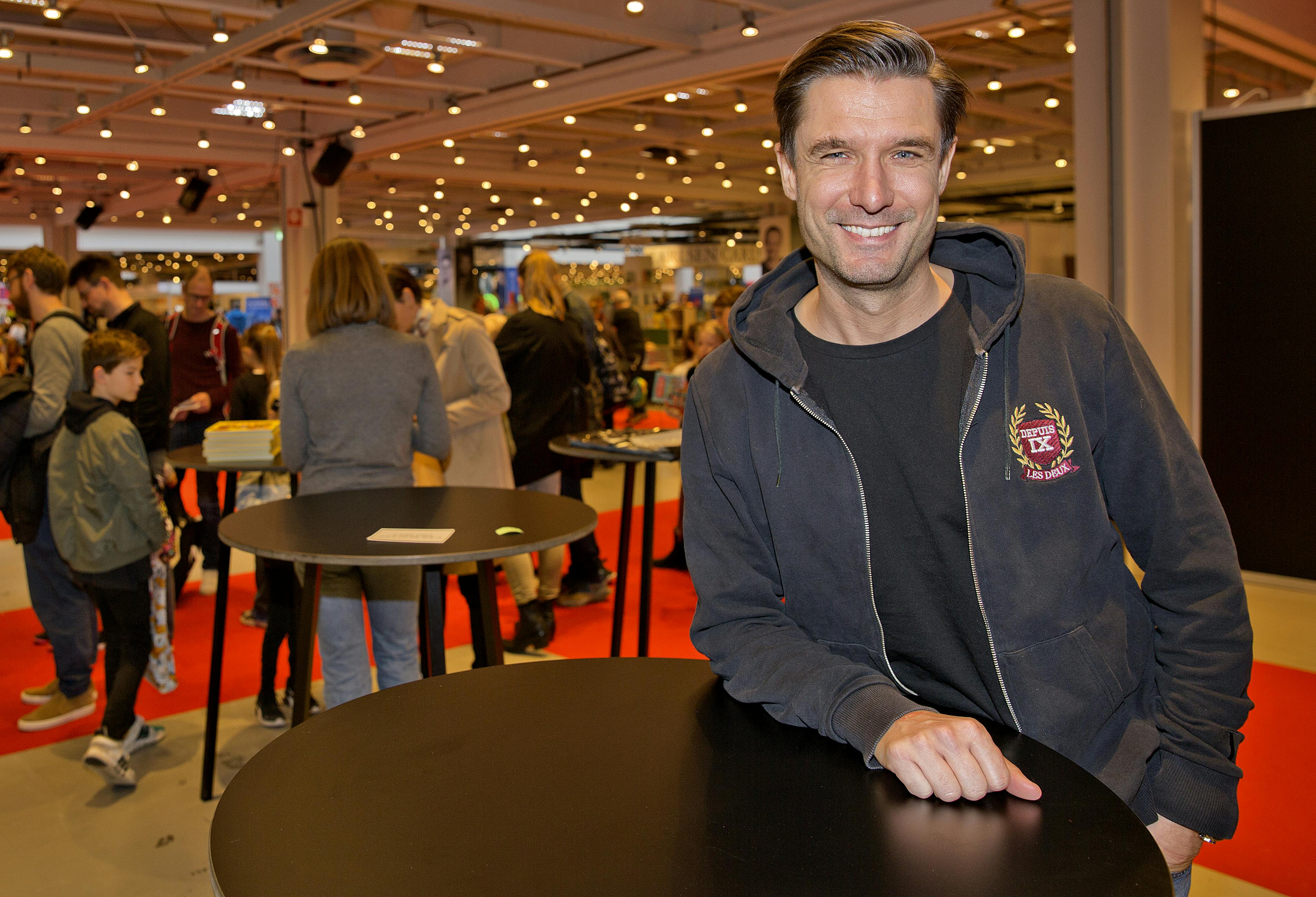 Fra i morgen kan du igen høre Morten Resens sprøde stemme på DR i podcasten "I kløerne på".