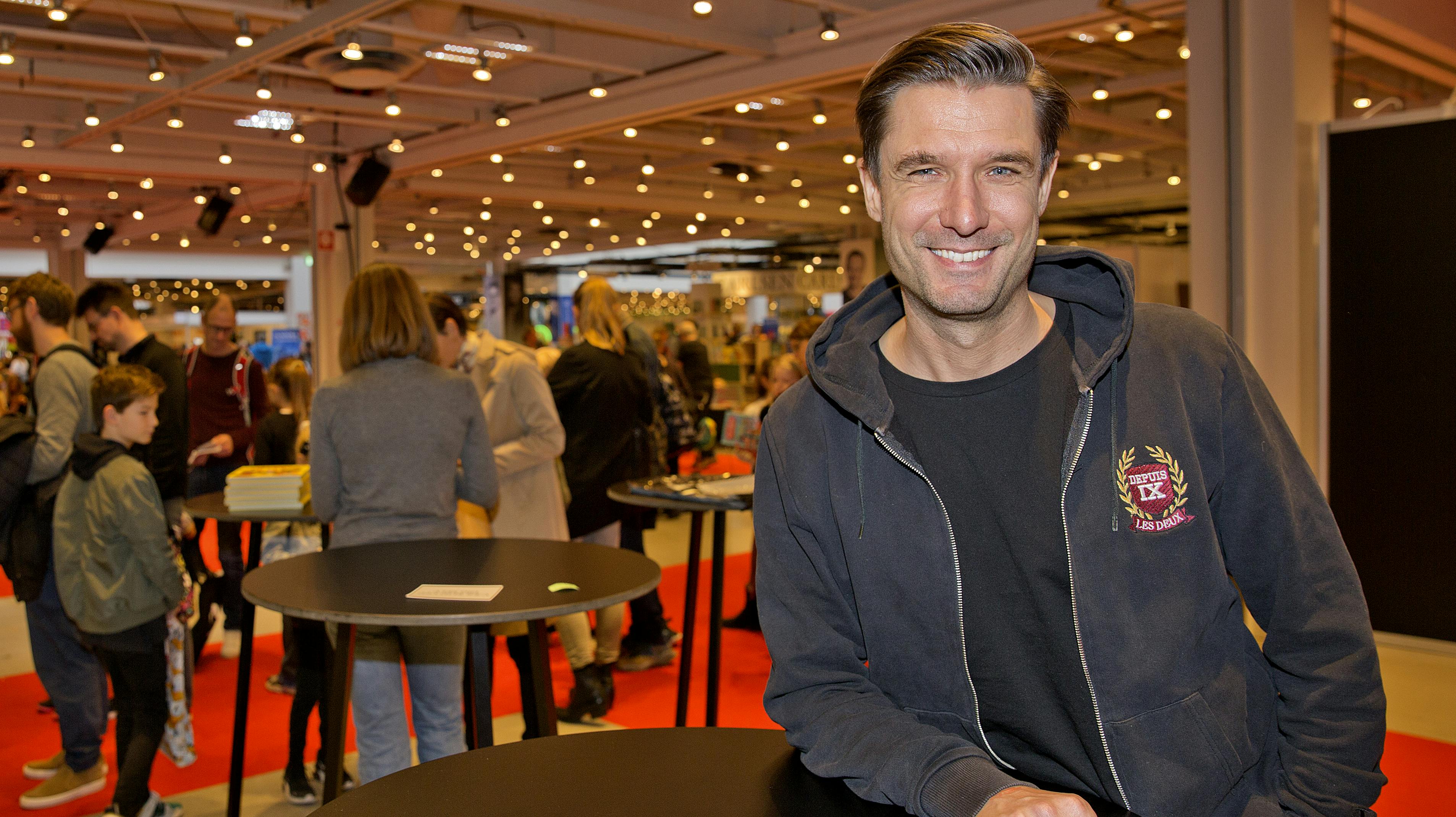 Fra i morgen kan du igen høre Morten Resens sprøde stemme på DR i podcasten "I kløerne på".