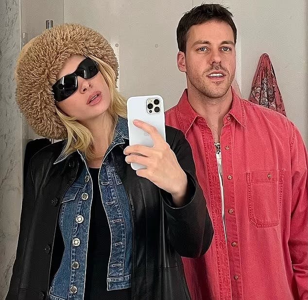 Her ses Nicola Peltz med sin bror, Brad.