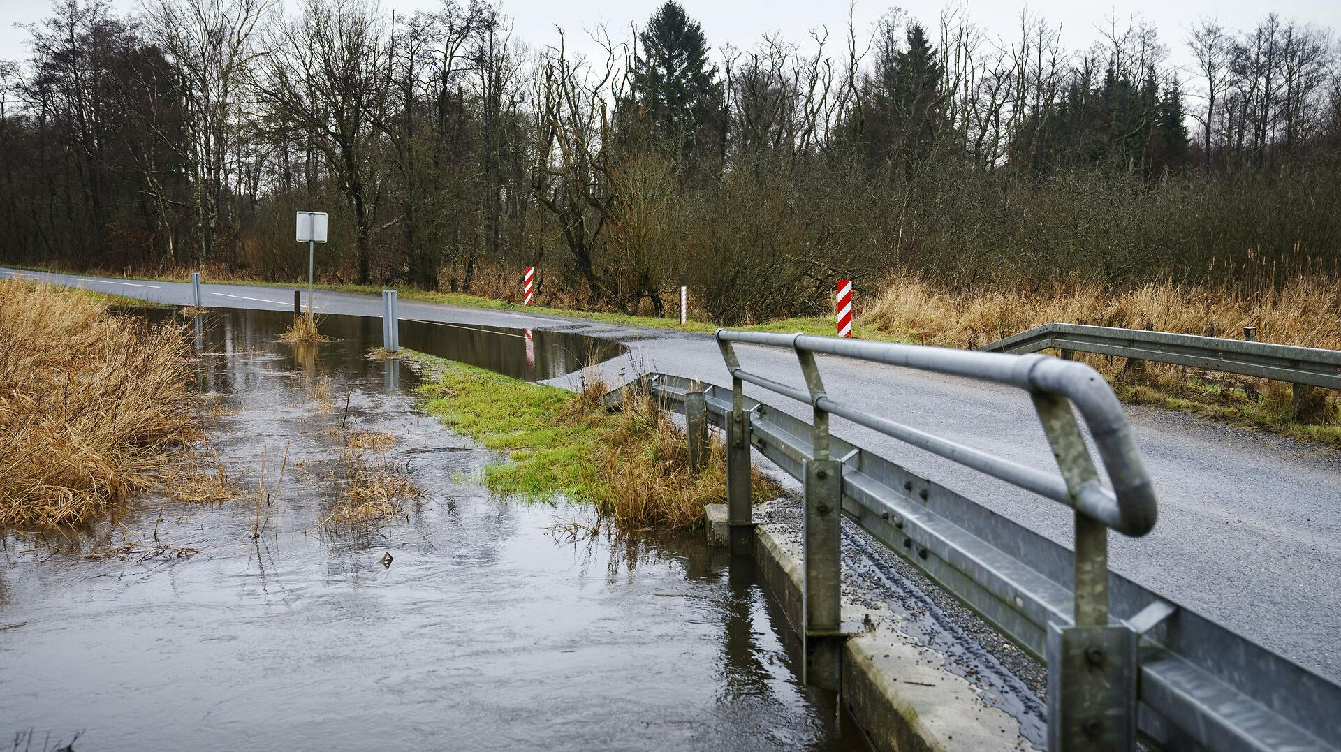 Store mængder nedbør skaber problemer rundt om i landet onsdag den 4. januar 2023. Sørkelvej ved Silkeborg er her spærret på grund af vand på vejen.