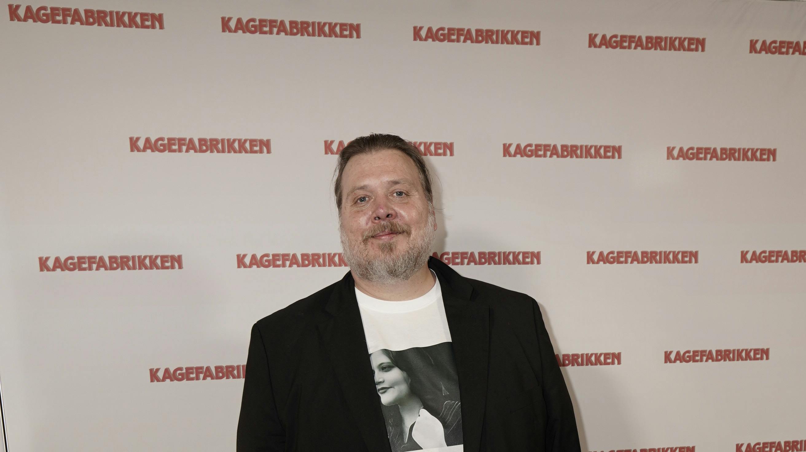 I dag var Nicolas Bro på den røde løber med filmen "Kagefabrikken", men han karriere startede med en helt anden slags rolle for mere end 20 år siden. nbsp;
