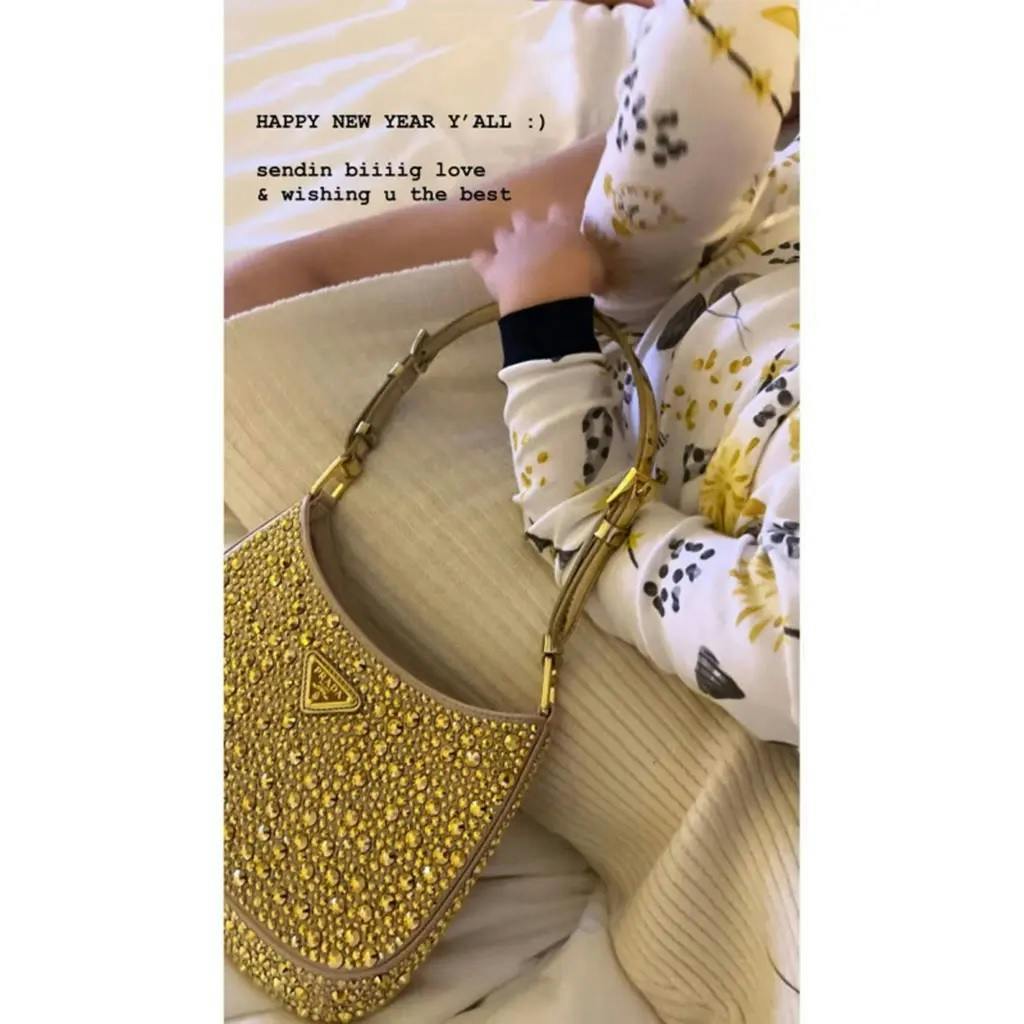 Her ses kendisdatteren med den dyre håndtaske.