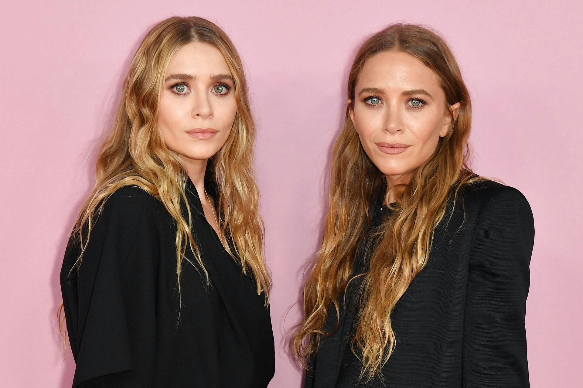 Ahsley Olsen (venstre) og hendes tvillingesøster, Mary-Kate Olsen.