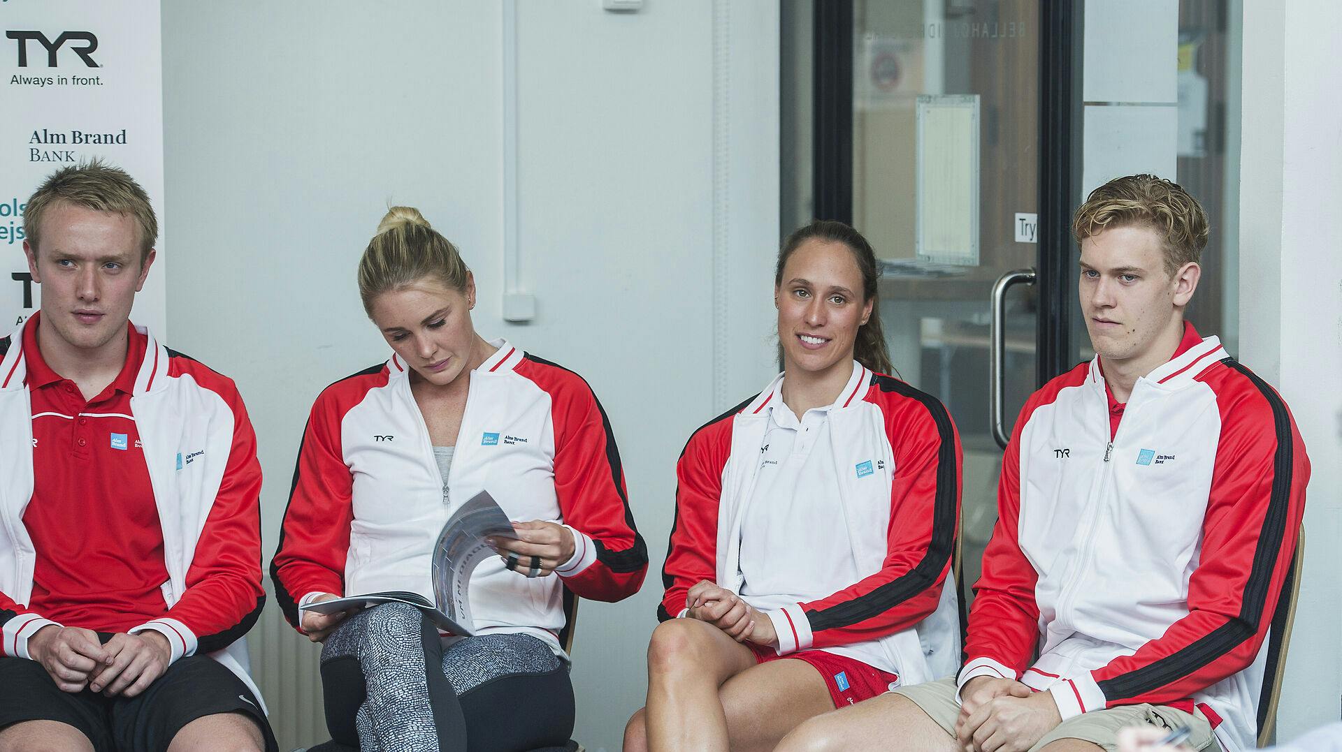 Søren Dahl (yderst til højre) var med det danske svømmehold til OL i Rio i 2016. Nu viser han sin mandlige kæreste frem. 