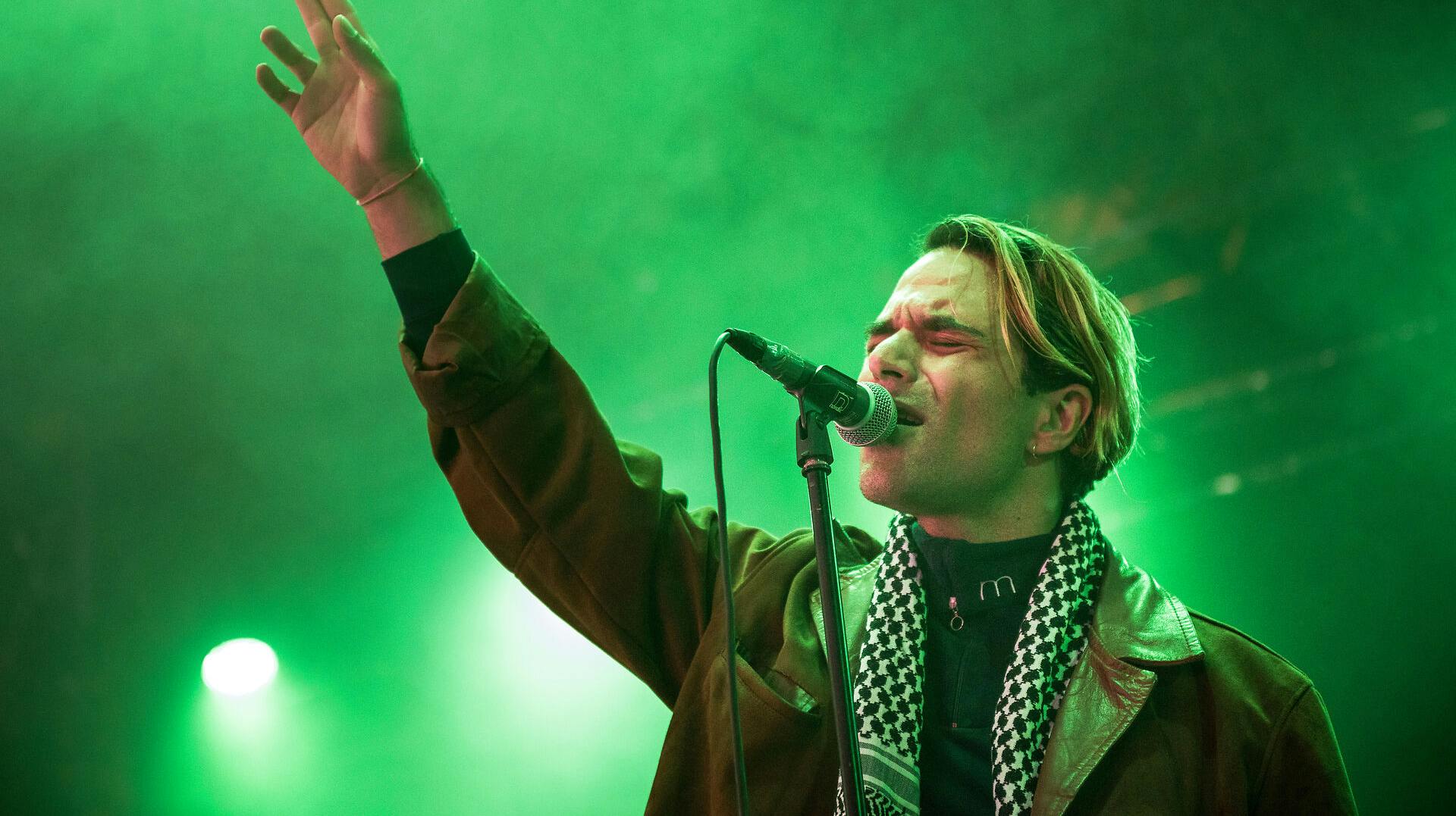 Jannis Noya Makrigiannis.fra det danske band Choir Of Young Believers er afgået ved døden i en alder af 39 år.