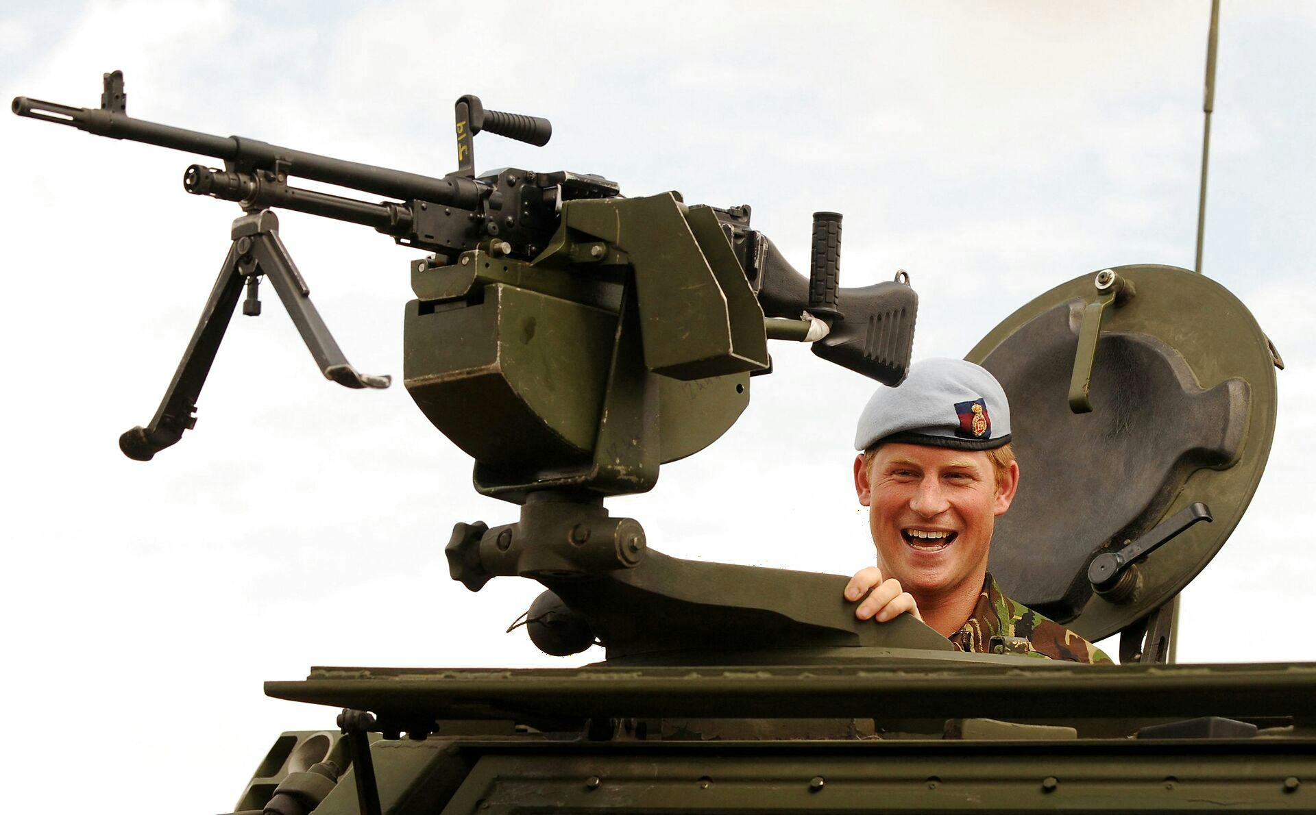 Det er ikke meget Prins Harry får set til sin Apache-helikopter for tiden. Han har nemlig travlt med at gå i krig med sin egen familie.
