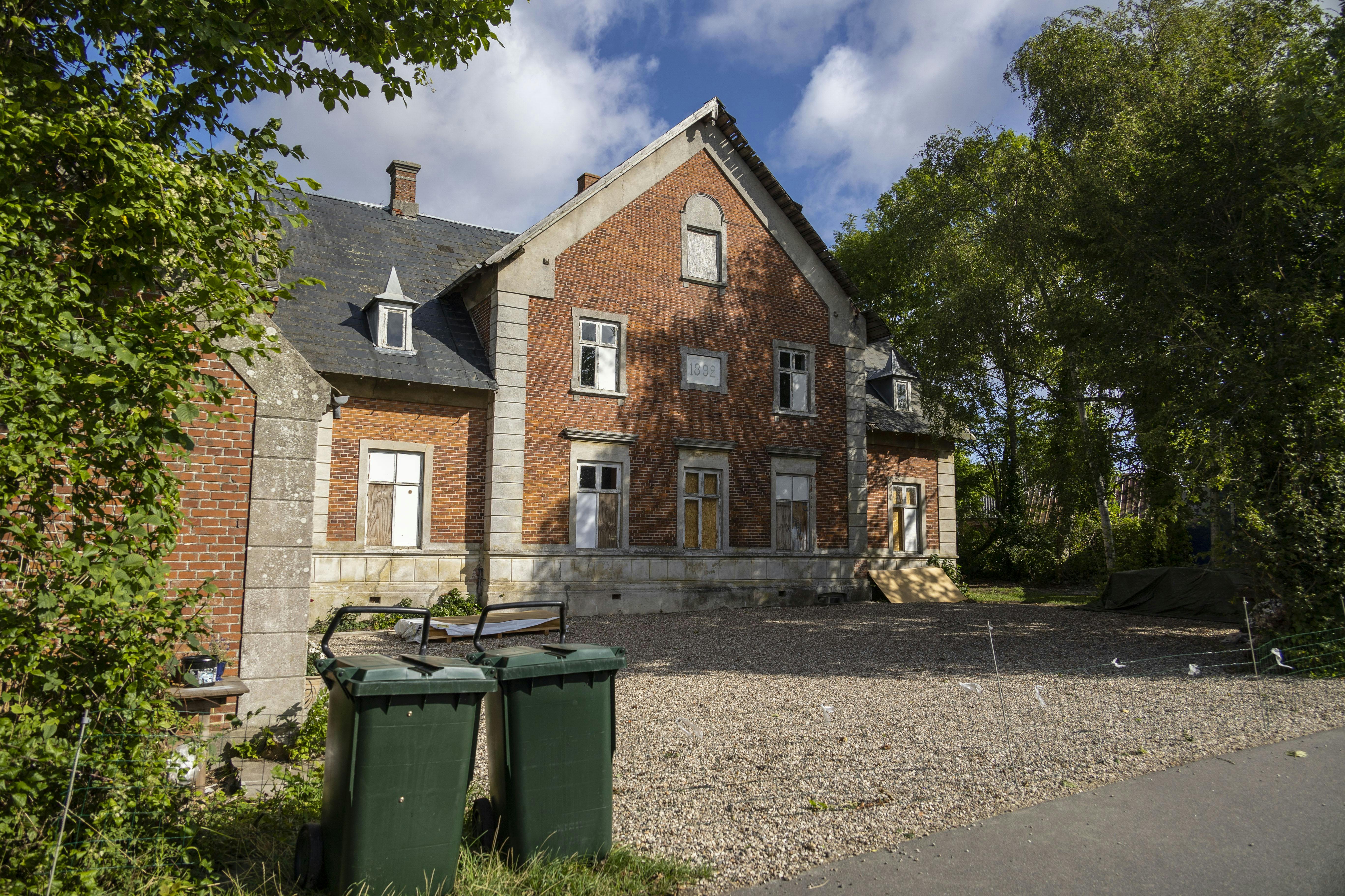 Det er ren "fra skrot til slot", når Sofie Linde og co. er gået i gang med at renovere Vennely i Snøde. 