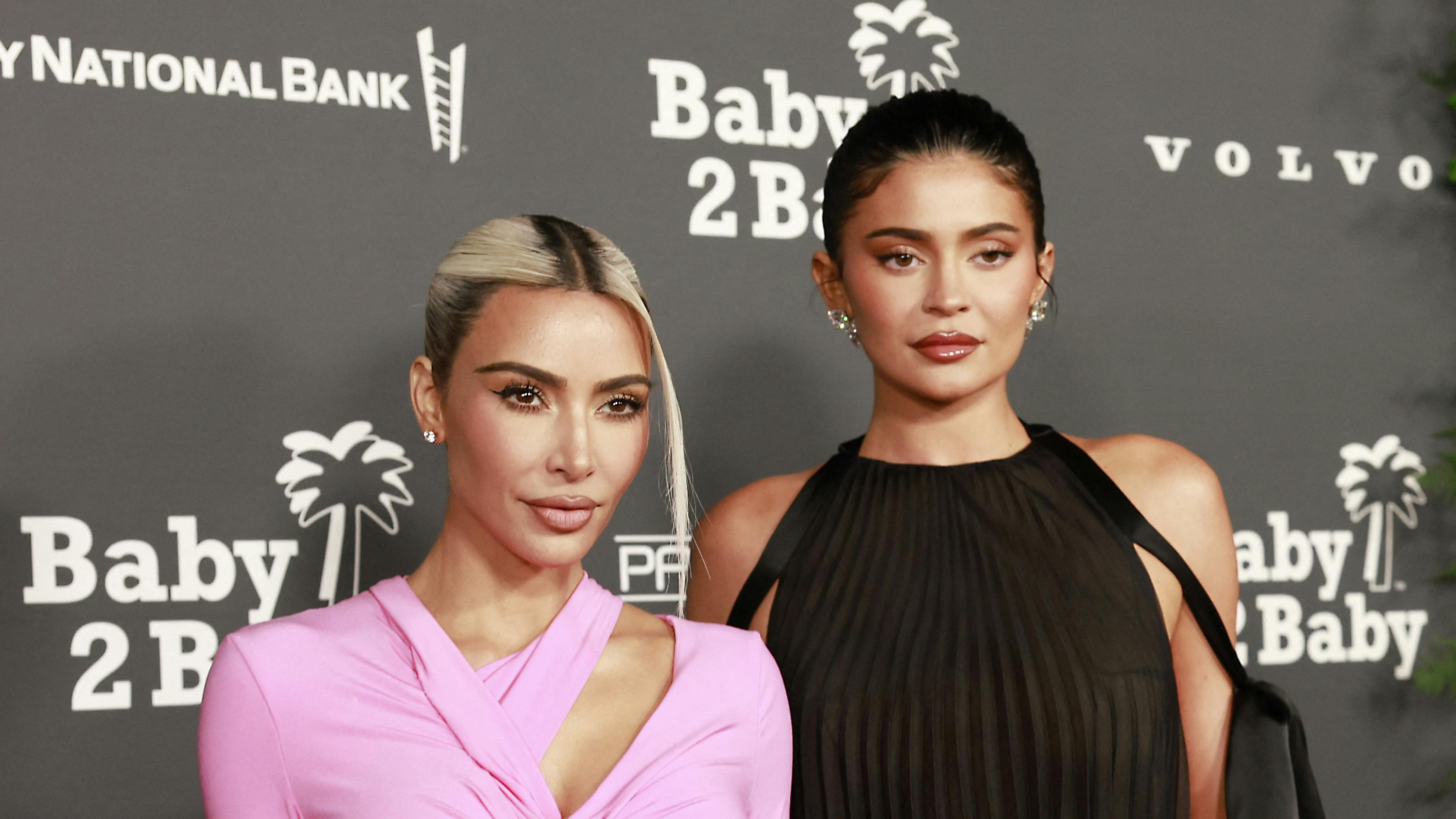 Kylie Jenner er naturligvis ikke ene om fra tid til anden at ændre på sit udseende. Kim Kardashian og resten af søskendeflokken er også med.
