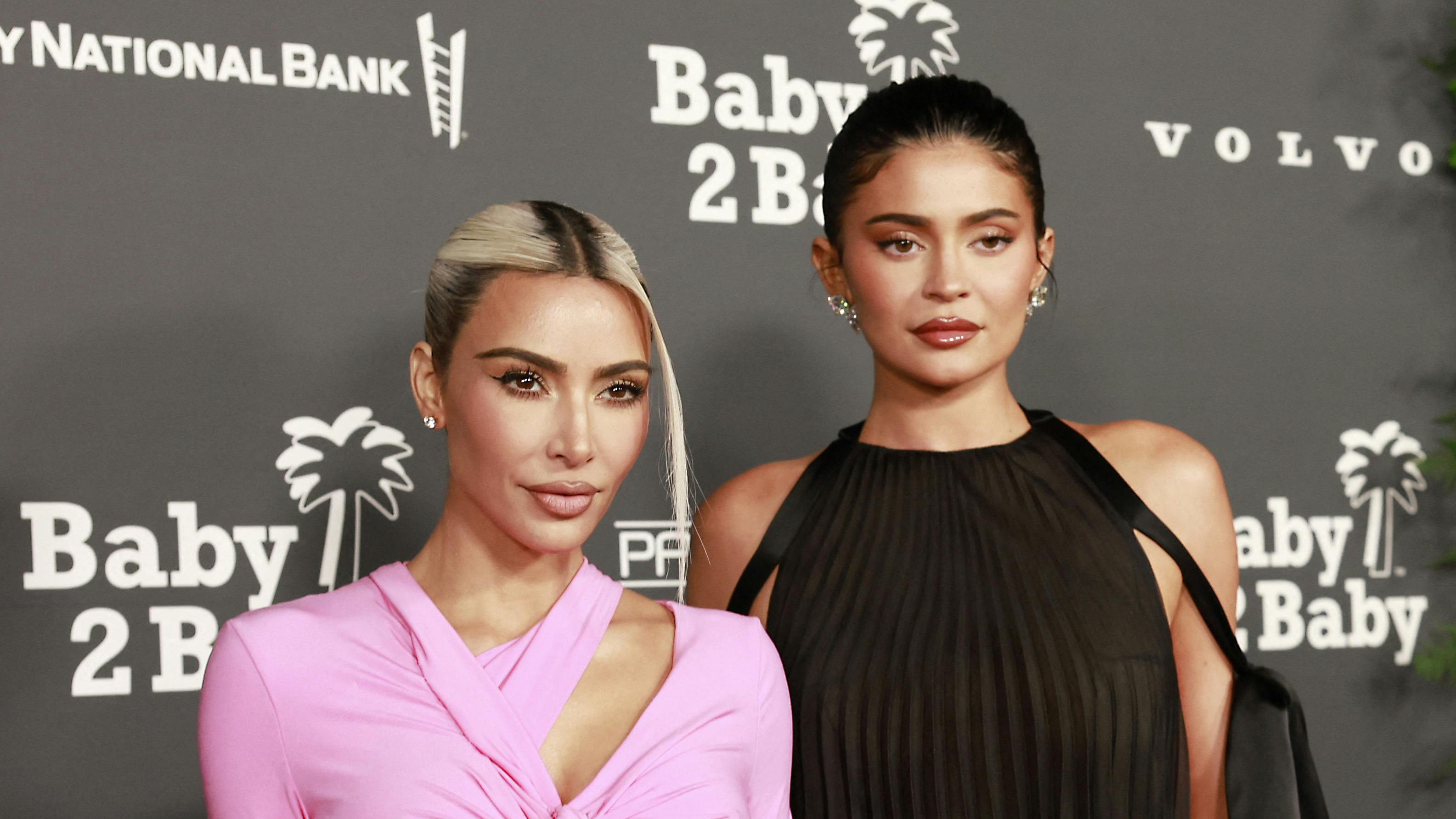 Kylie Jenner er naturligvis ikke ene om fra tid til anden at ændre på sit udseende. Kim Kardashian og resten af søskendeflokken er også med.