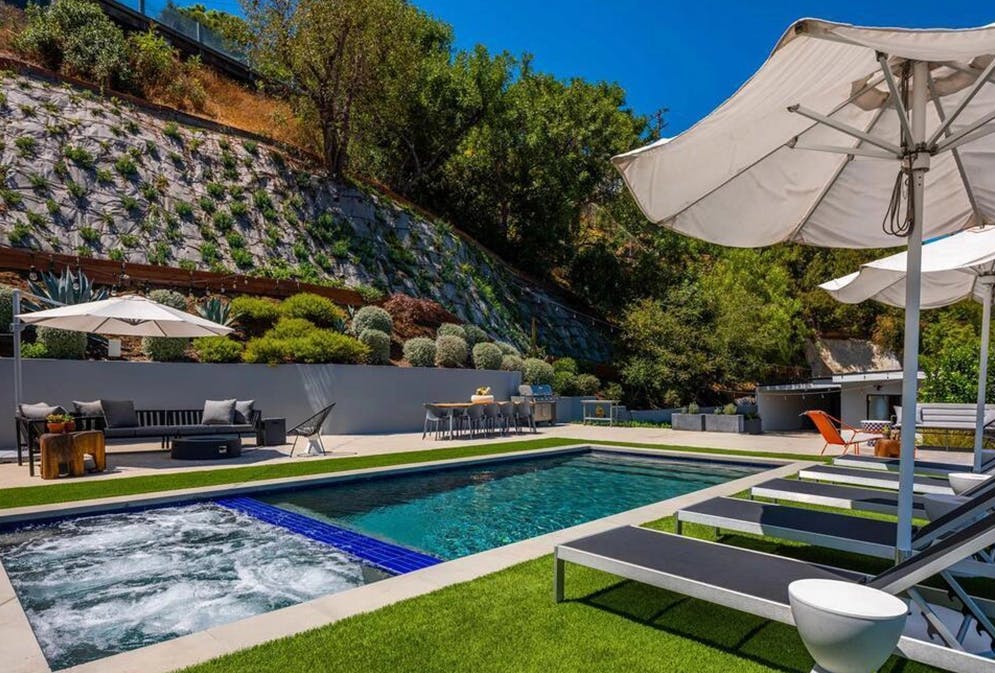 Her tager den veldrejede skønhed et dyp i ny og næ. 