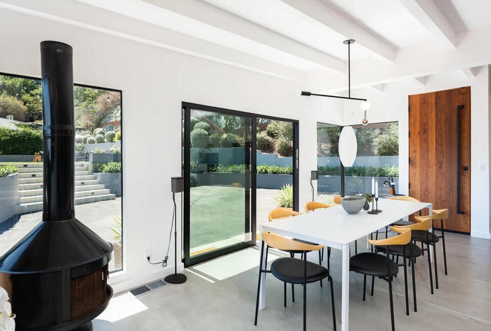 Den udsøgte udsigt er i centrum i husets indretning, hvor store vinduer giver kig til det omkringliggende landskab. 