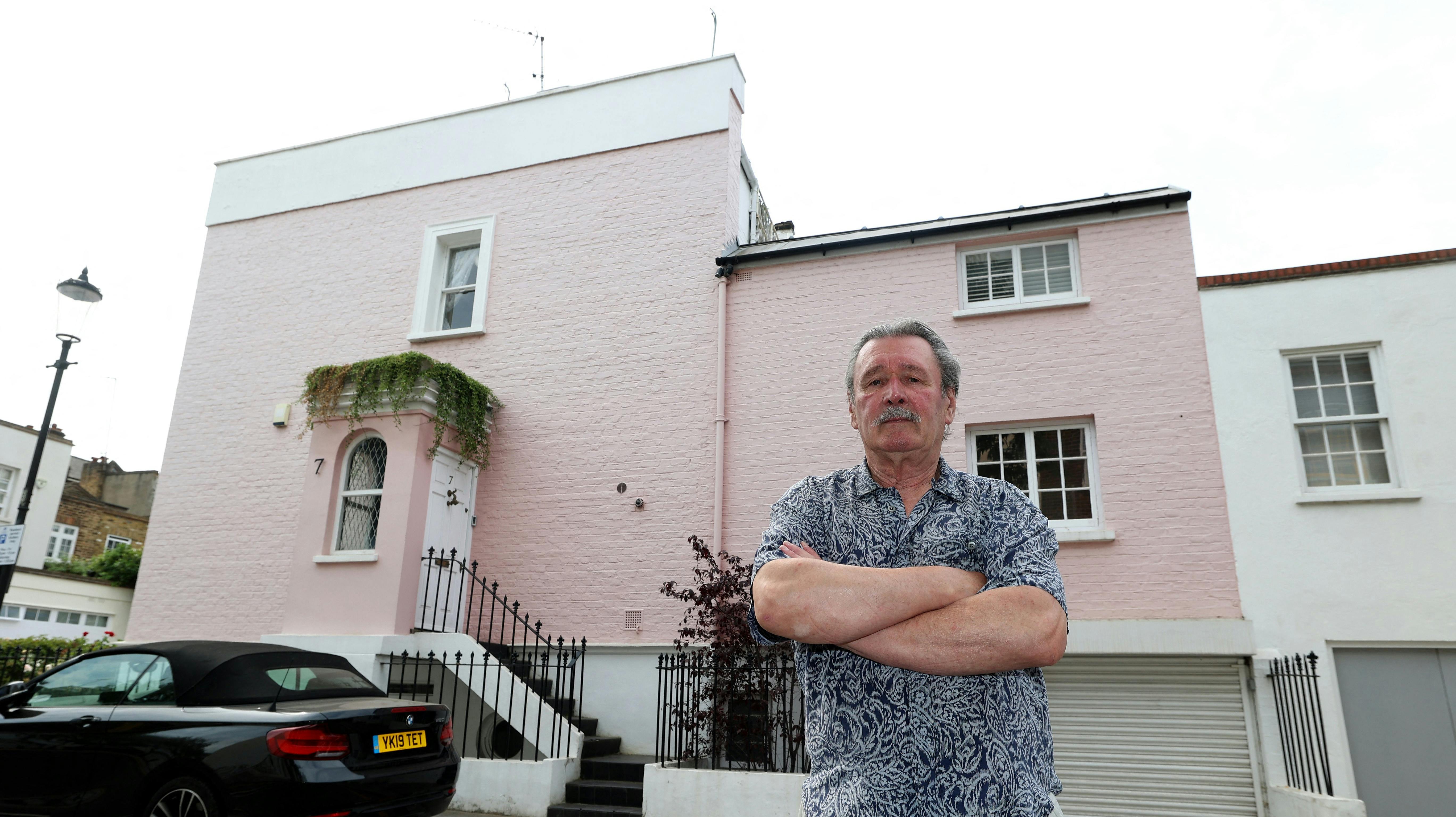 Peter Lee har et lyserødt hus, og det er simpelhent et så usædvanligt syn, at mange forbigående personer ikke kan stå for fristelsen til at posere ved boligen. Det har Peter ikke noget imod, men skaderne på facaden har kostet ham tusindvis af kroner