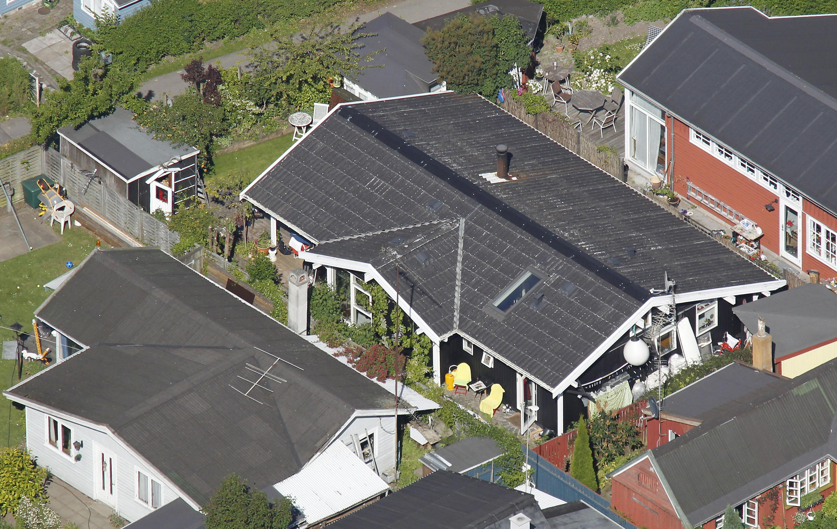 Tidligere tv-vært Mikkel Beha Erichsen har solgt sin bolig i Haveforeningen Kalvebod i København til sin ældste søn.