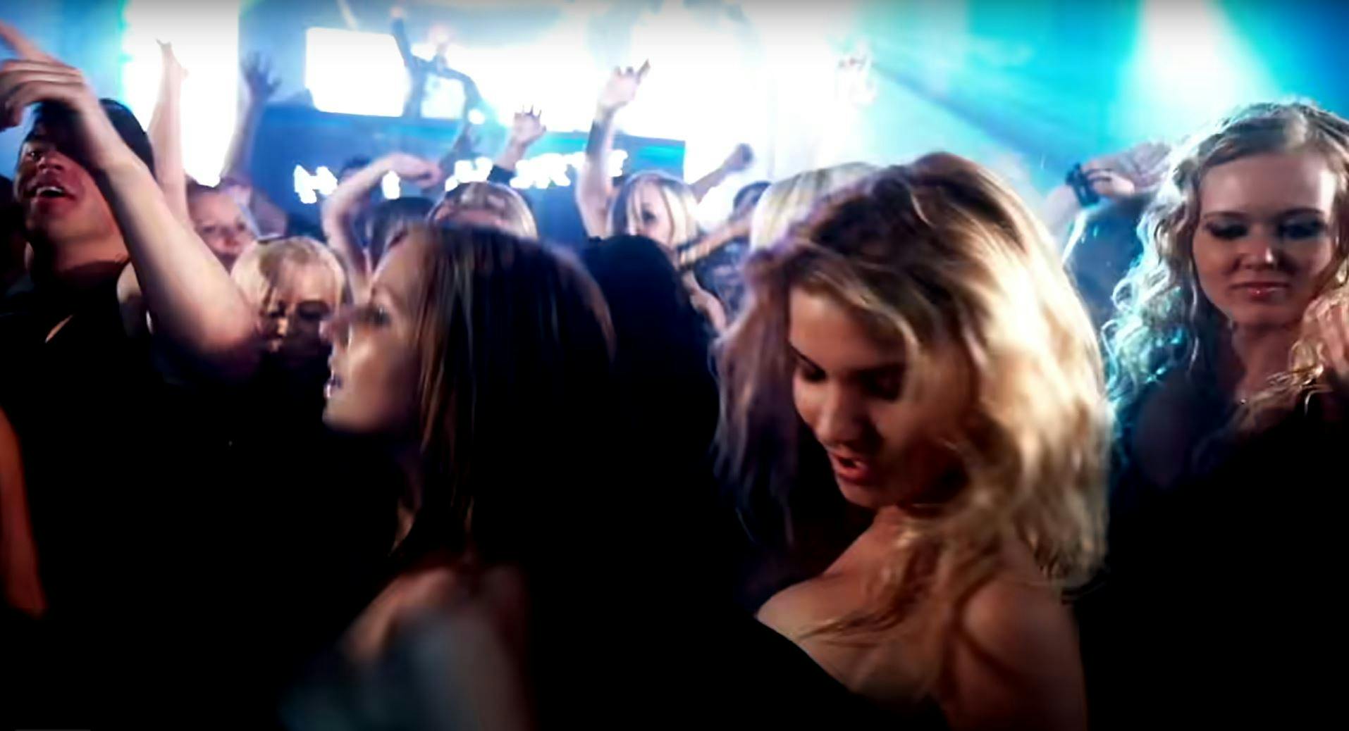 Sofie Bording (den lyshårede i midten af billedet) giver den gas på dansegulvet i musikvideoen til KATO, U$O og Johnsons 'Hey Shorty' fra 2011