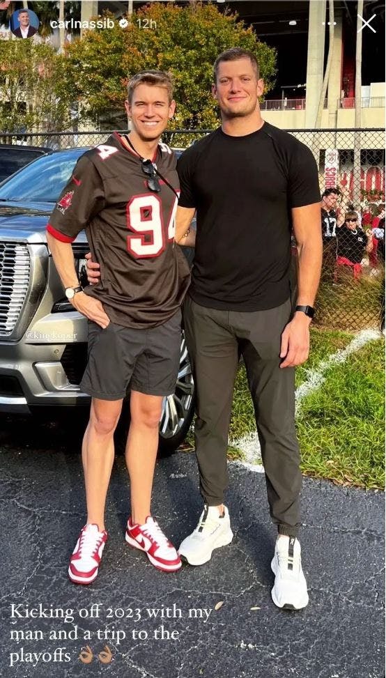 NFL-stjernen Carl Nassib bekræfter forholdet til den danske svømmer på sin Instagram. 