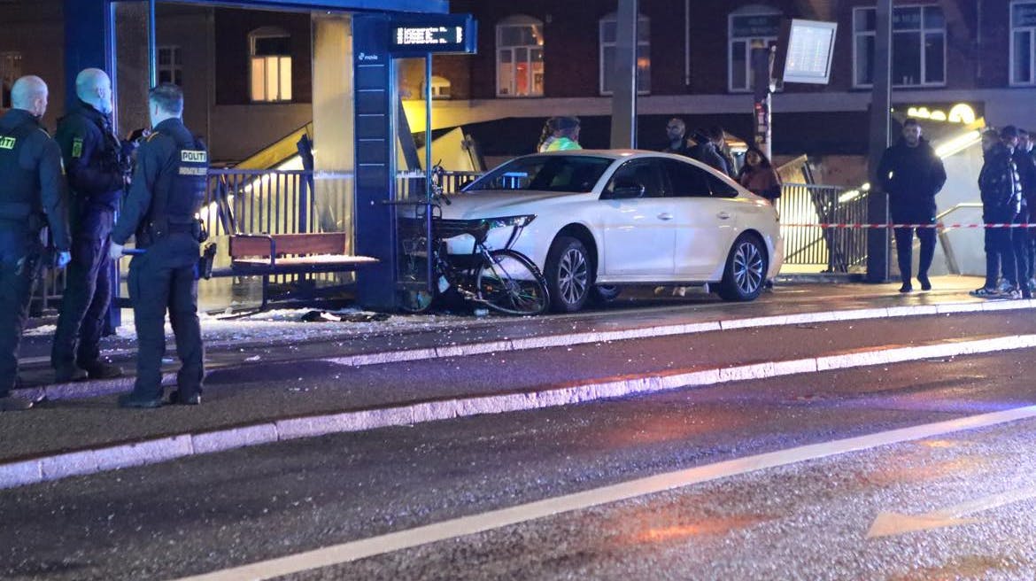 Politi og ambulance er massivt til stede på Toftegårds Allé i Valby. nbsp;