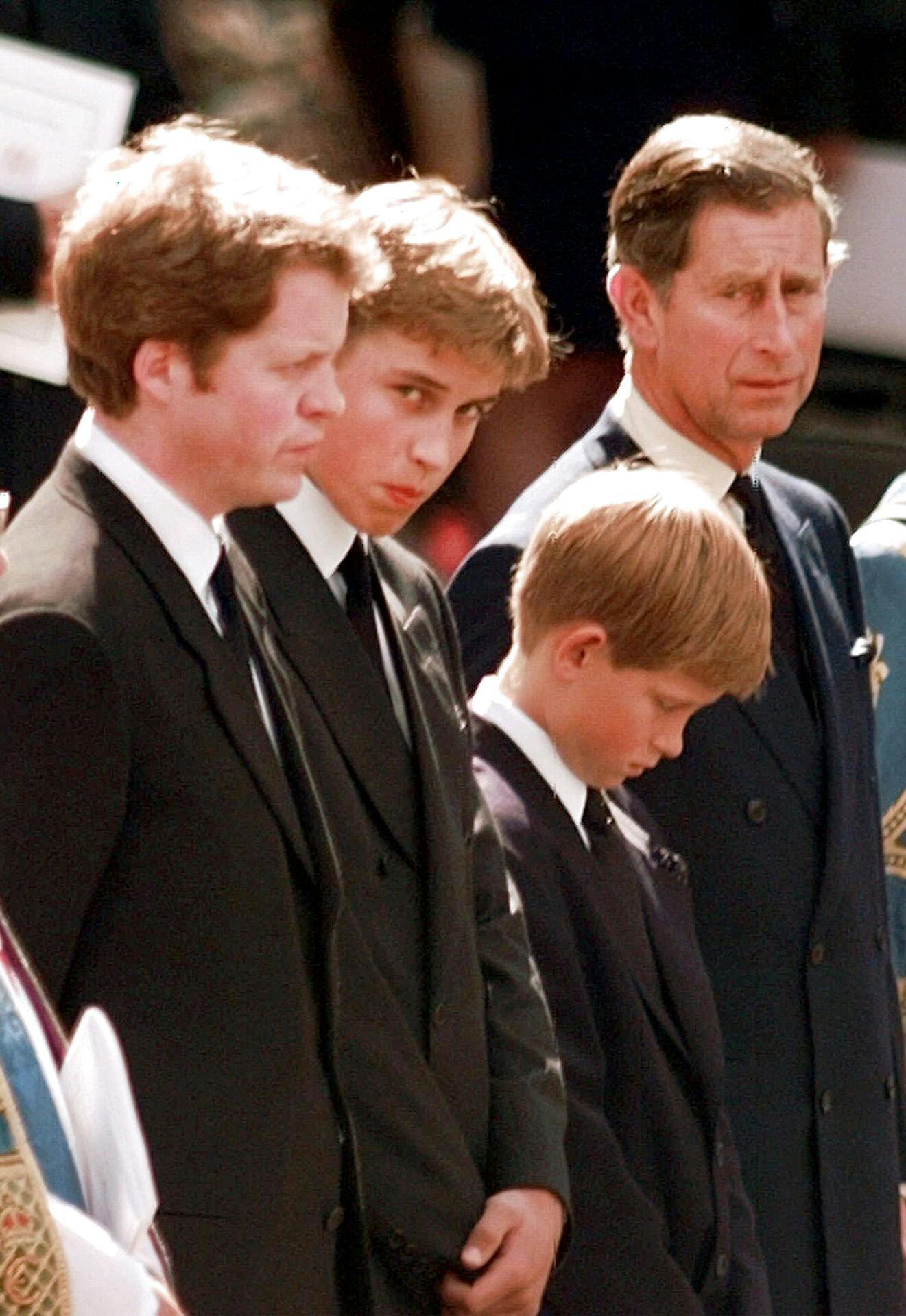 Prins William og prins Harry med deres far til prinsesse Dianas begravelse i 1997.