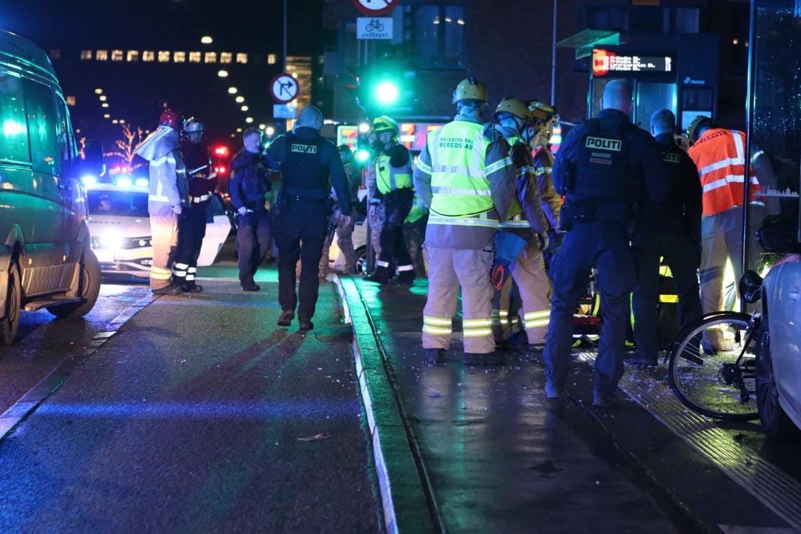 En mand er anholdt i forbindelse med ulykken.