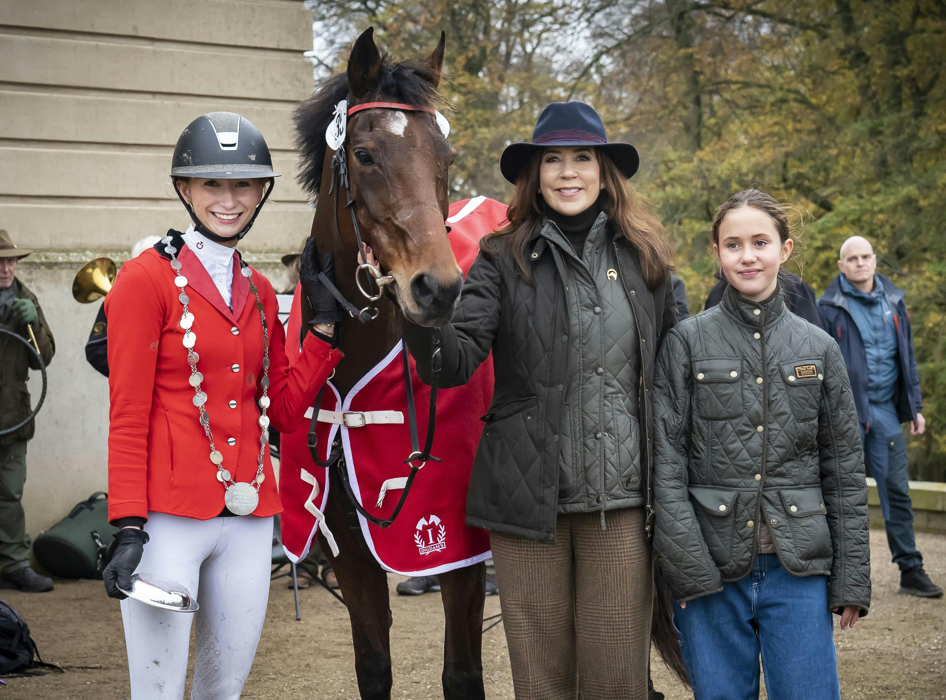 Mor og datter deler passionen for de firbenede væsner. Tidligere i år var de således til den årlige hubertusjagt sammen. 
