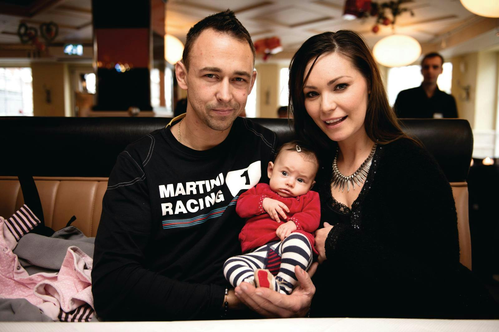 Blot tre måneder efter fødslen 5. oktober 2012 valgte Mascha Vang at blive enlig mor. Hun blev sidste år gift med jagerpiloten Troels Krohn Dehli, men har i dag et godt forhold til sin datters far, Nicolas Kiesa.