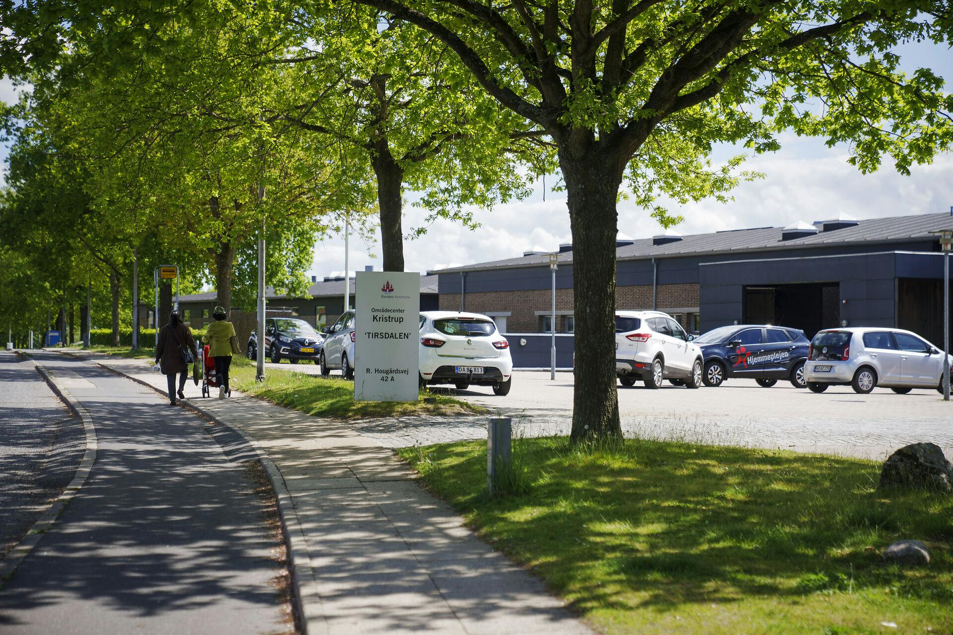 En 60-årig sosuhjælper er tiltalt for drab og hele syv drabsforsøg begået mod beboere på Plejecenter Tirsdalen i Randers.