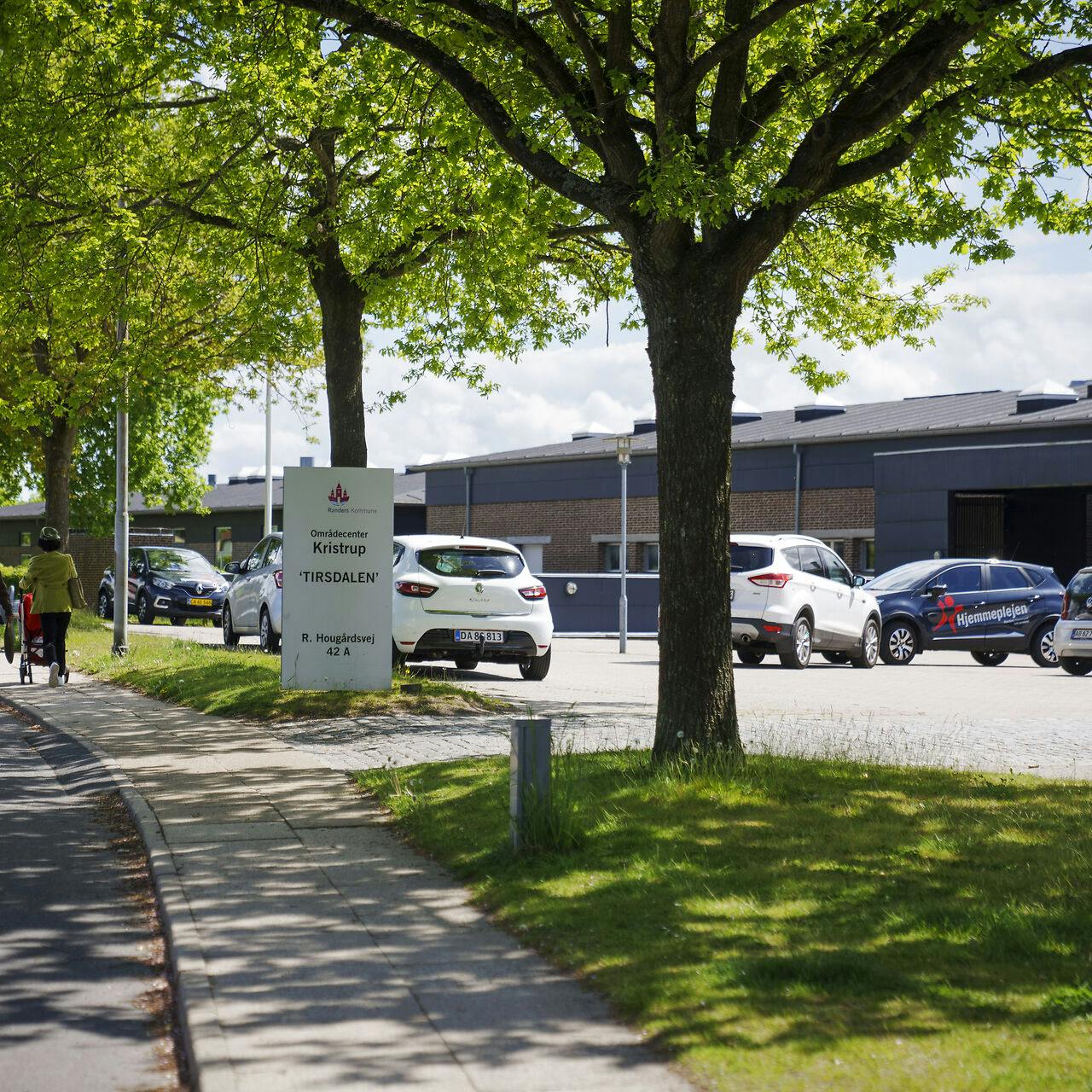 En 60-årig sosuhjælper er tiltalt for drab og hele syv drabsforsøg begået mod beboere på Plejecenter Tirsdalen i Randers.