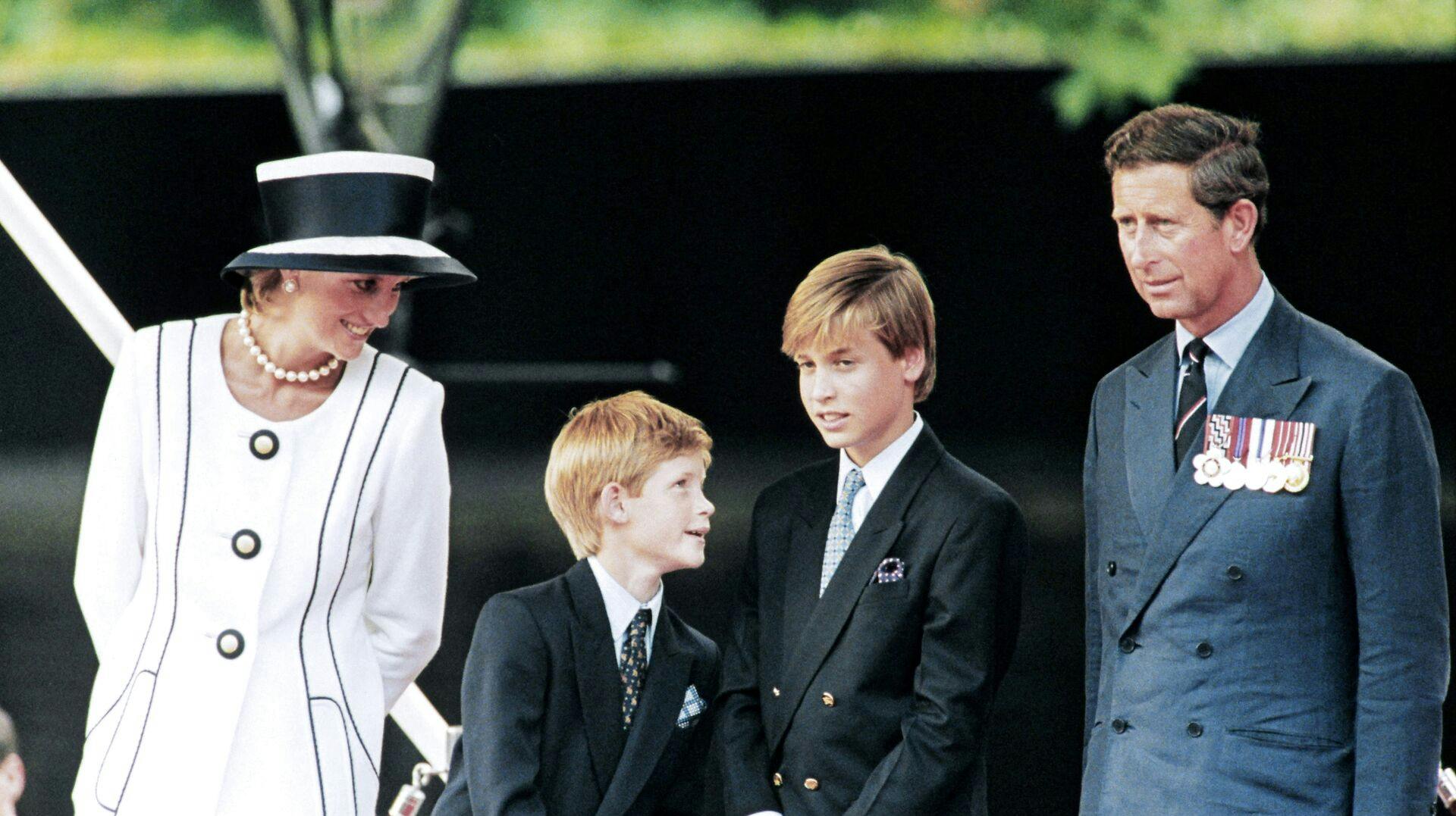 Arkivfoto af prinsesse Diana med hendes to sønner og prins Charles, der siden er blevet konge.