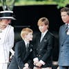 Arkivfoto af prinsesse Diana med hendes to sønner og prins Charles, der siden er blevet konge.
