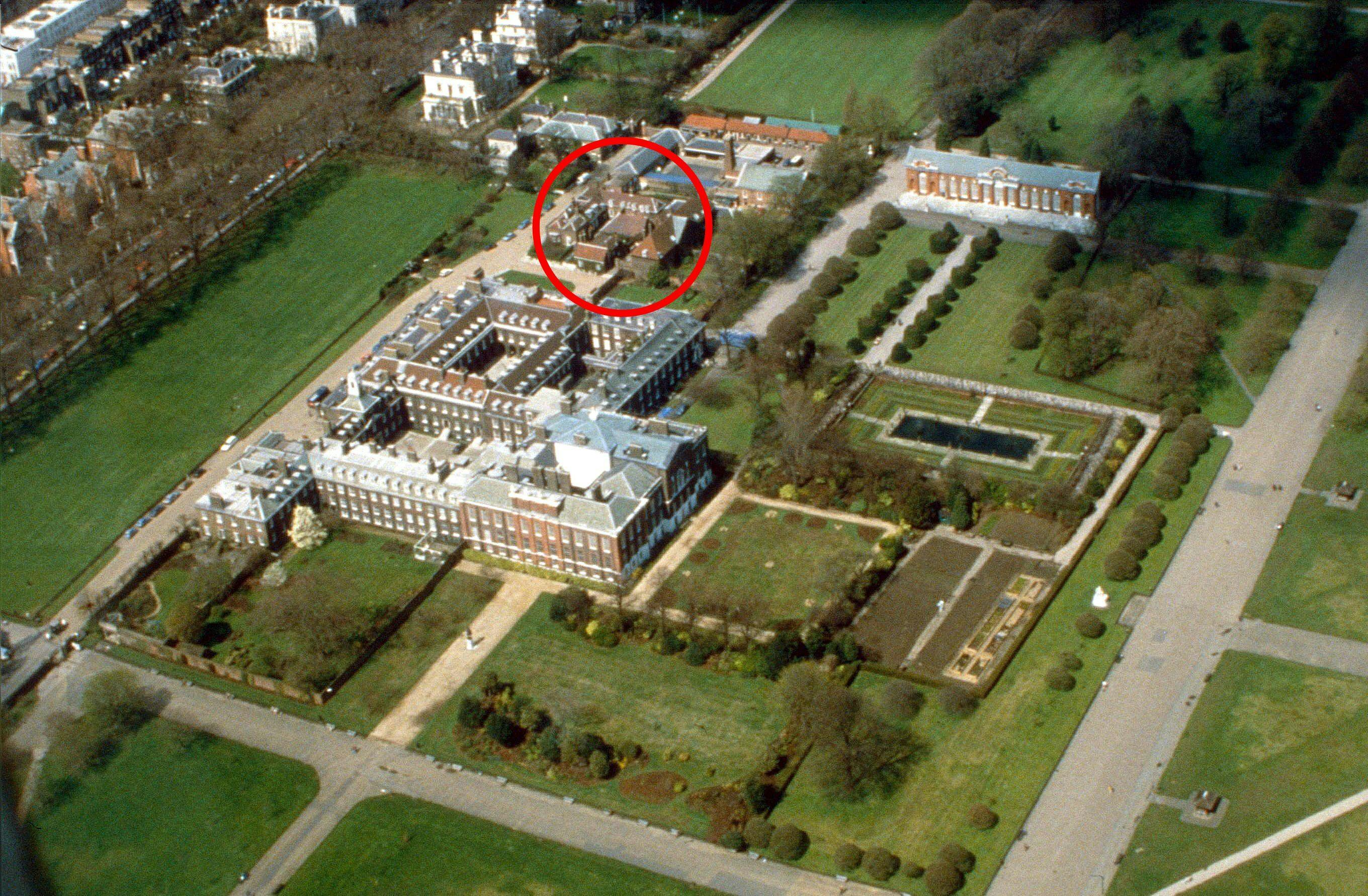 Prins Harry og hertuginde Meghan boede i "baghaven" (den røde cirkel), mens William og Kate havde en 20 værelser store lejlighed på Kensington Palace.&nbsp;
