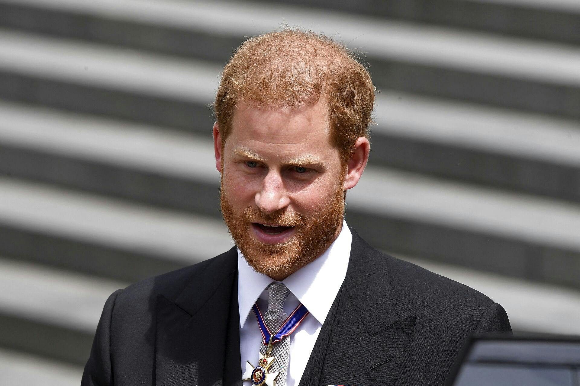 Prins Harry har ikke selv udtalt sig om, hvem "den ældre kvinde", der tog hans mødom, er.