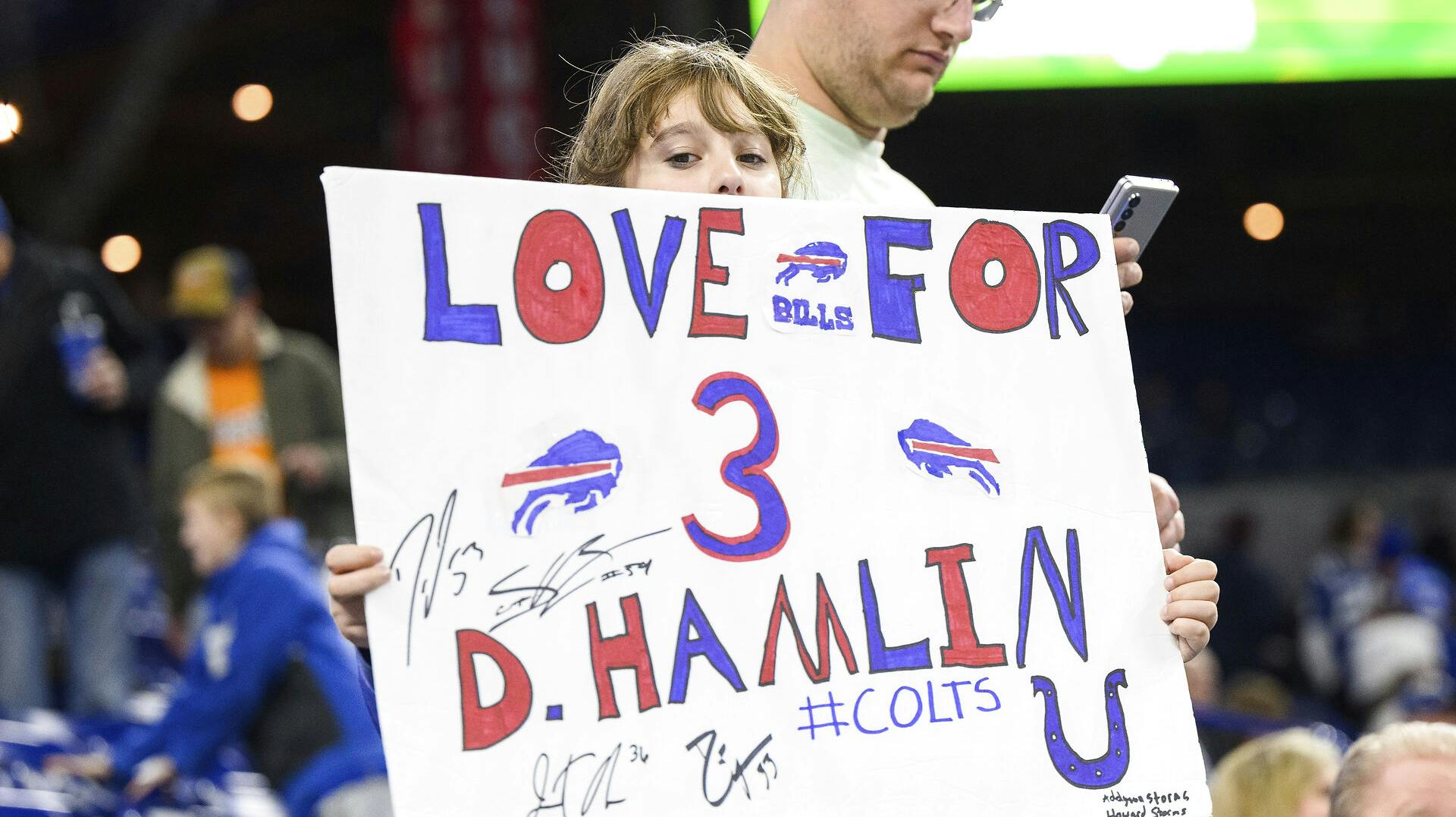 Siden Damar Hamlin kollapsede er det strømmet ind med hyldester til ham.