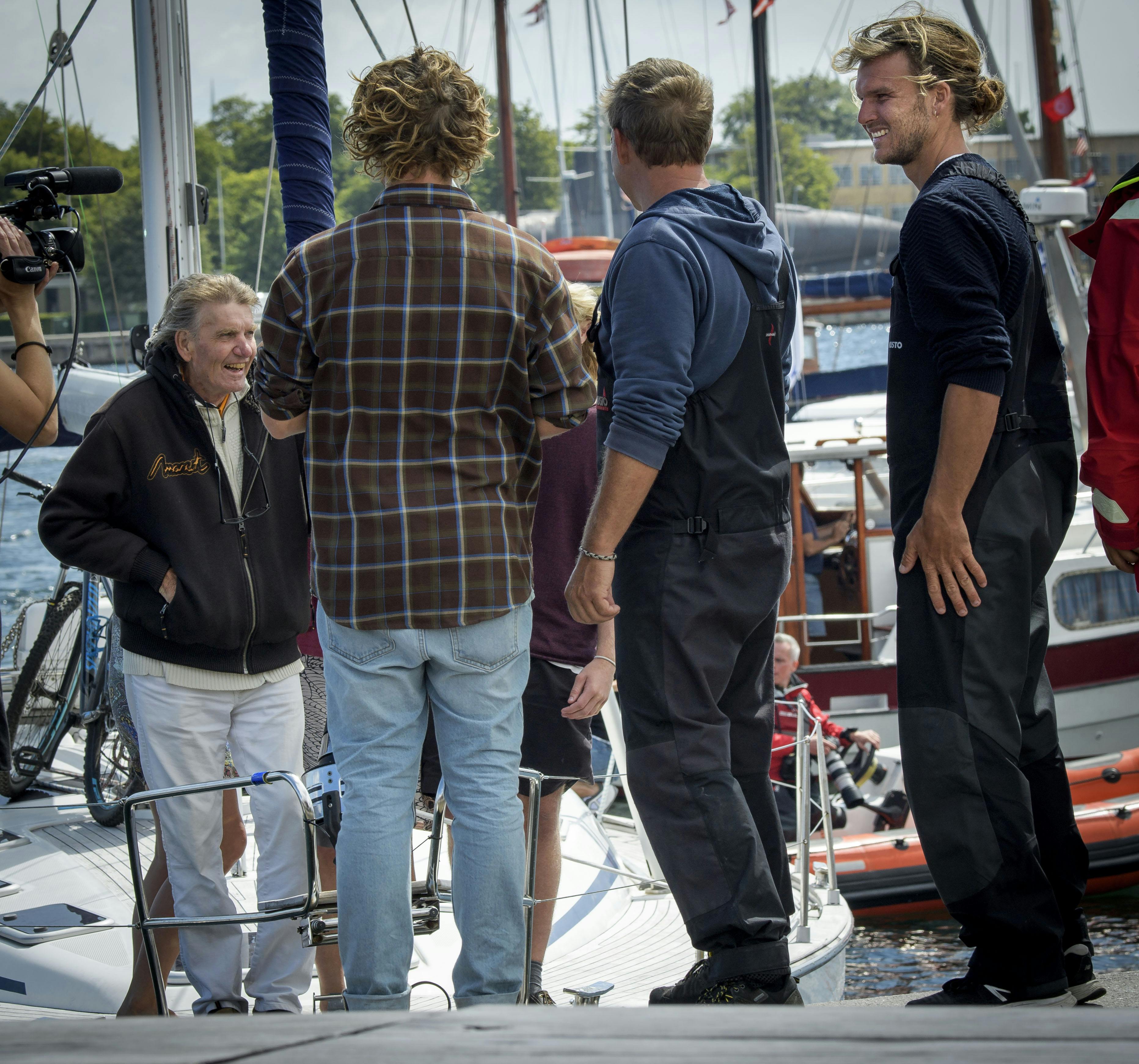 Troels Kløvedal stod klar på kajen til at tage imod Emil, Theis og resten af familien Beha, da de i 2016 vendte hjem efter tre års jordomsejling. 