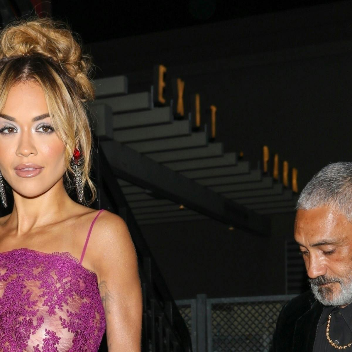 Rita Ora overlod ikke meget til fantasien, da hun søndag tog til pre-Golden Gloes fest i West Hollywood.