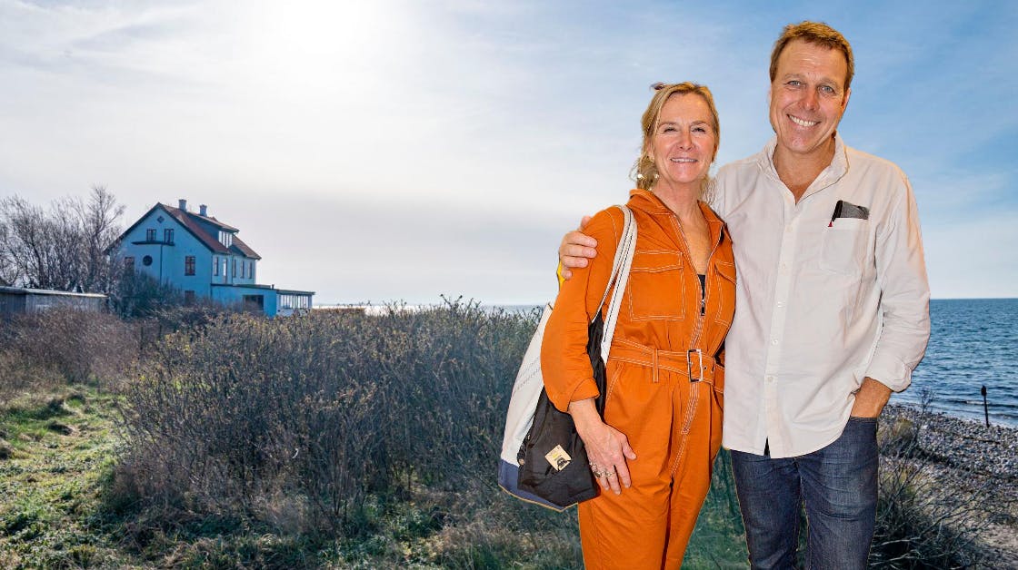 Mikkel Beha Erichsen og hustruen Marian Midé Andersen kan nu gå langs stranden her og kalde hele arealet for deres. Det store hus i baggrunden købte de allerede i 2020.