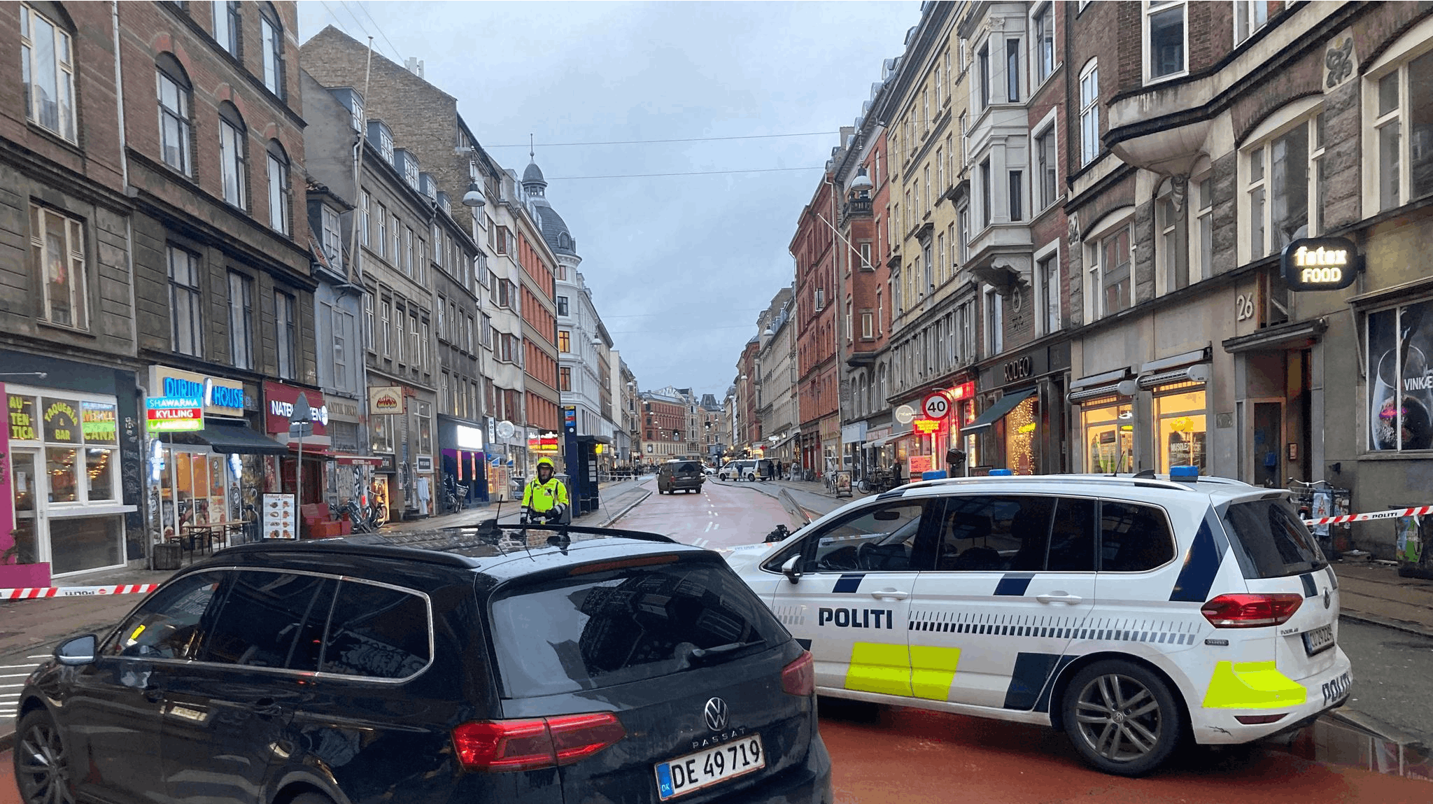 En ung mand er mandag eftermiddag blevet stukket med kniv på Nørrebrogade i København. 