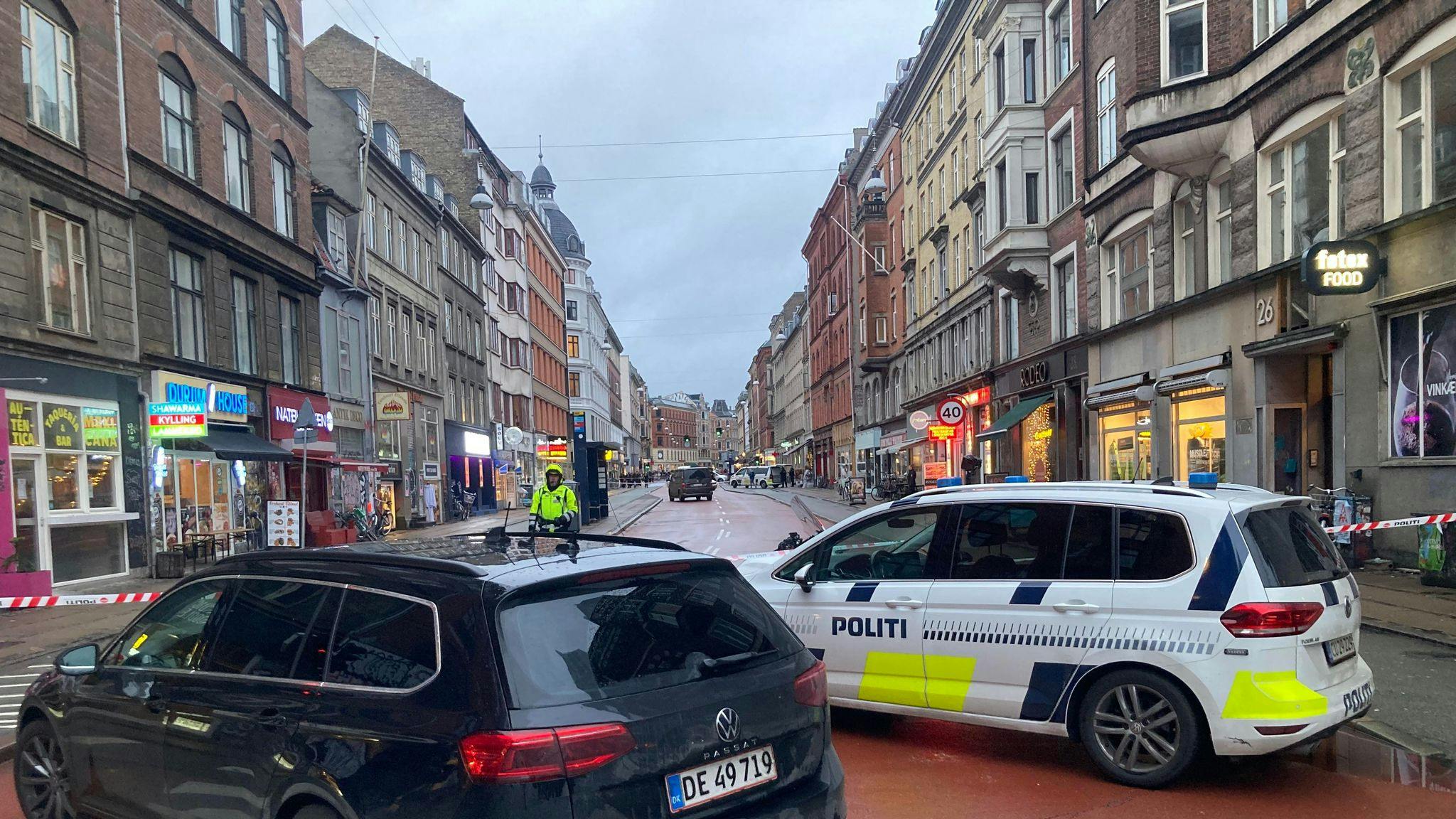 En ung mand er mandag eftermiddag blevet stukket med kniv på Nørrebrogade i København.&nbsp;