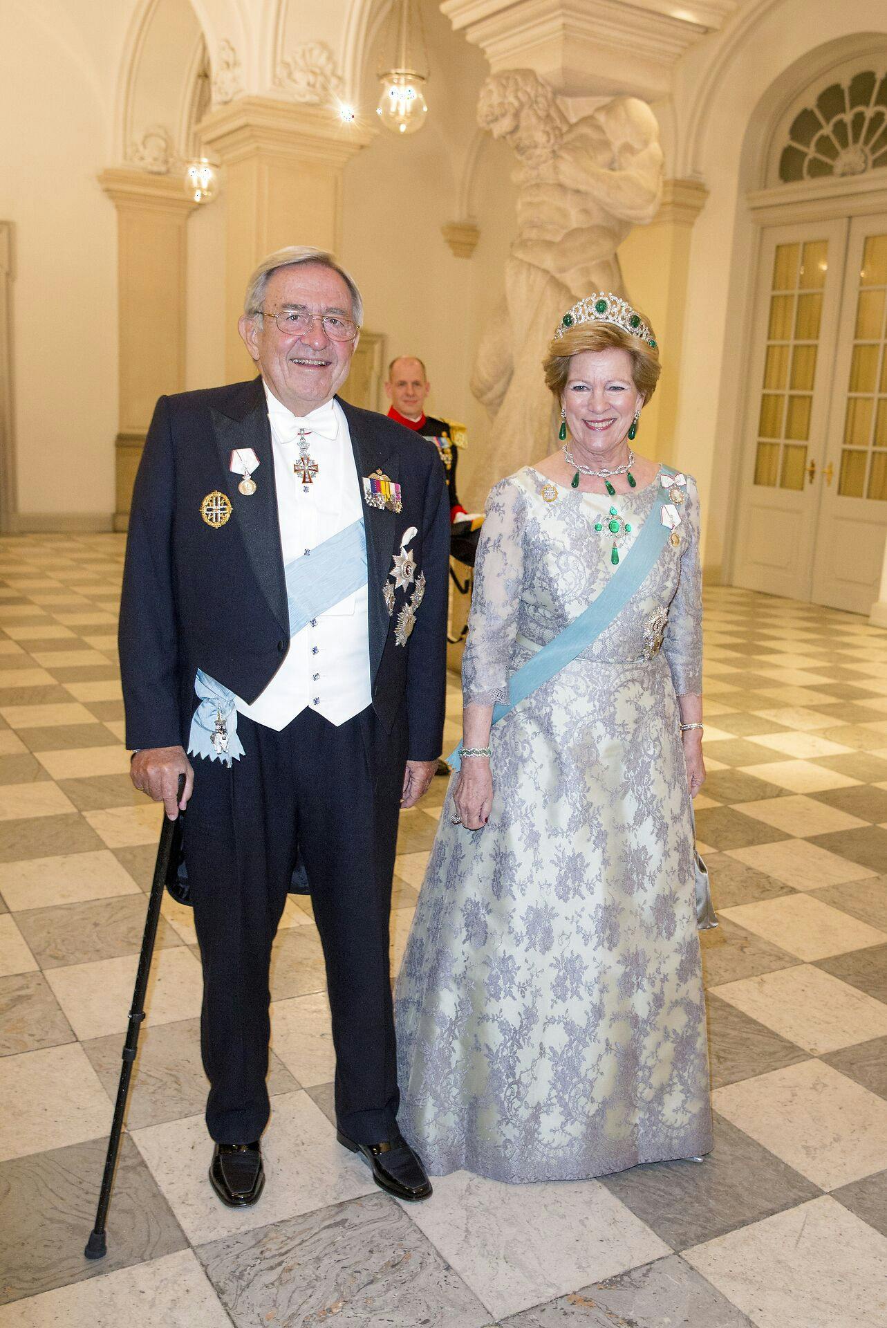 Kong Konstantin var ofte i Danmark, da hans kone, Anne-Marie, er søster til dronning Margrethe.
