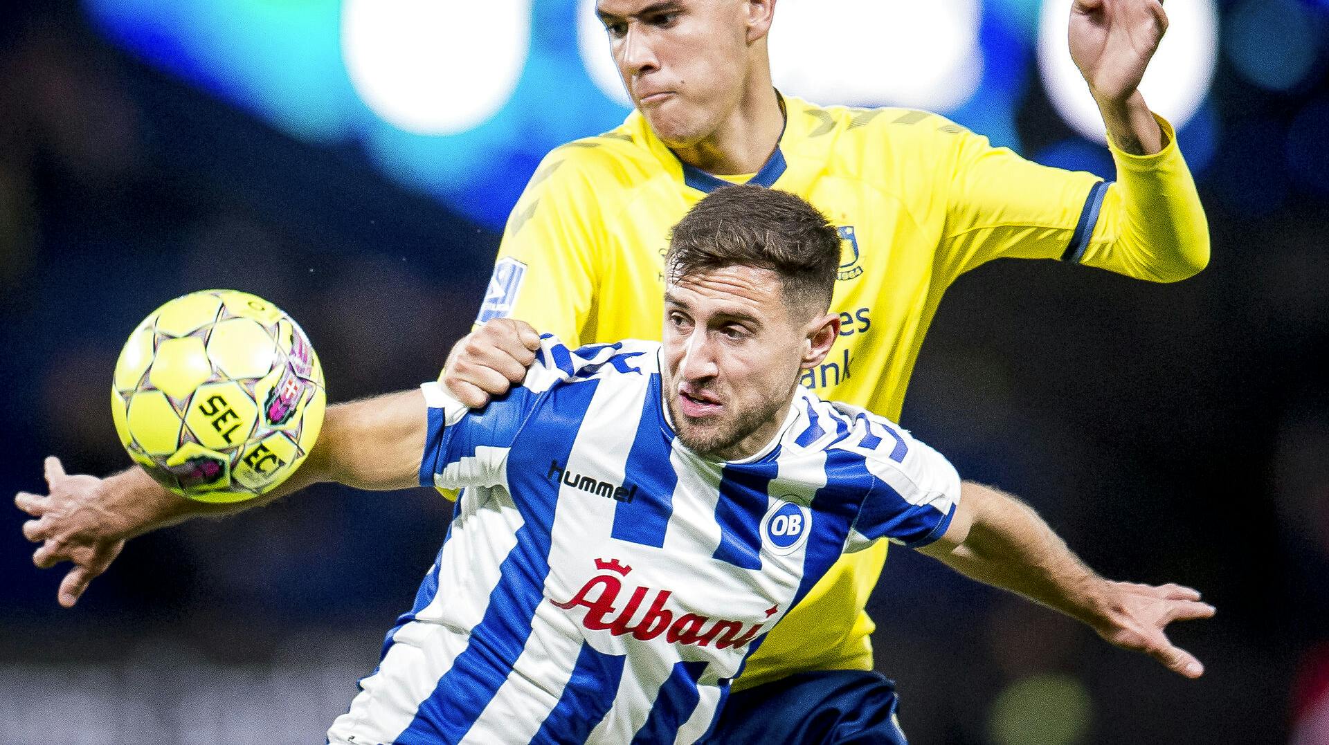 Joel Kabongo måtte stoppe karrieren tidligt på grund af en slem knæskade. Nu skal han være ekspert på Viaplays fodboldrettigheder.