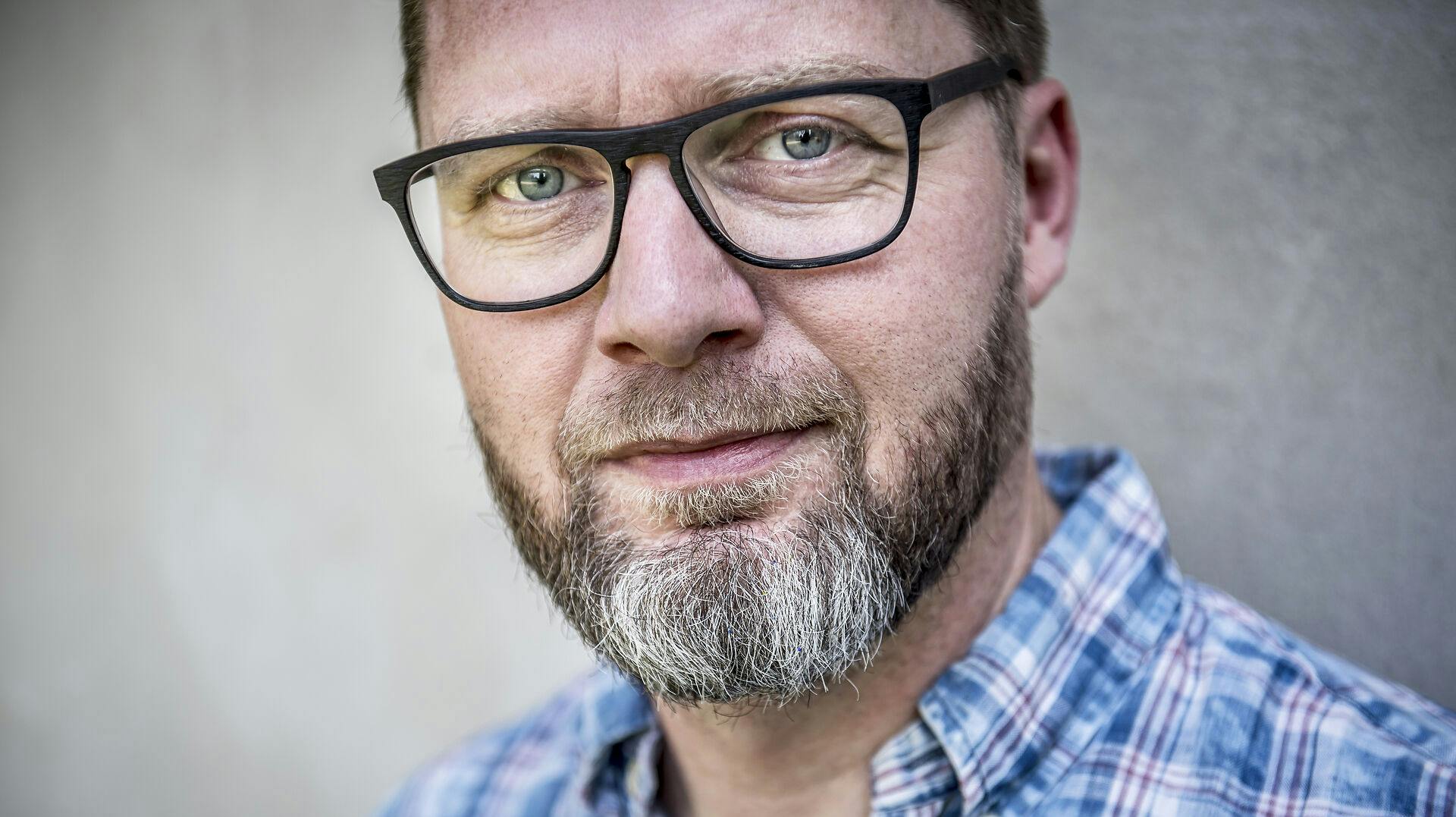 Lasse Rimmer forsvarer nu Atlantis Rejser, der de seneste dage har skændtes offentligt med Mari Jencel og Pelle Peter Jencel.