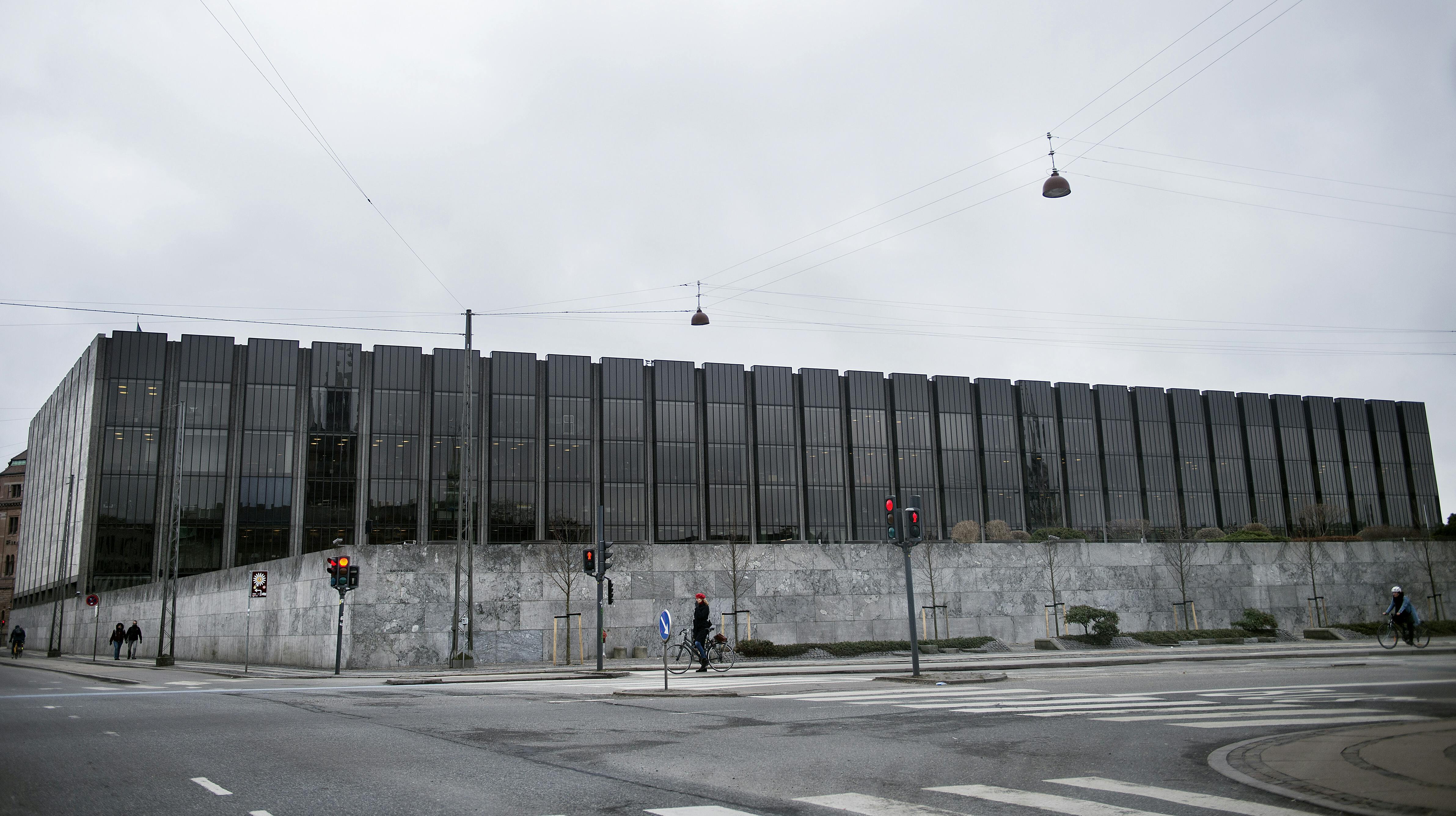 Nationalbanken er Danmarks centralbank og fungerer som bank for landets banker. nbsp; 