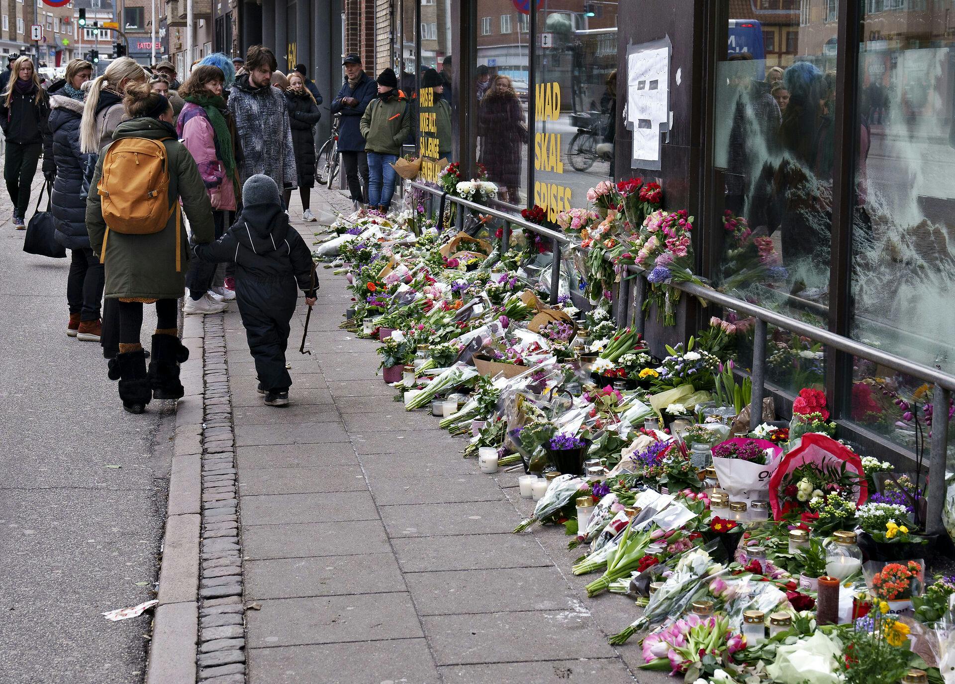 Blomster og lys til ære for Mia Skadhauge Stevn på Vesterbro i Aalborg. Mia forsvandt ind i en bil ud for Netto-butikken 6. februar tidligt om morgenen.
